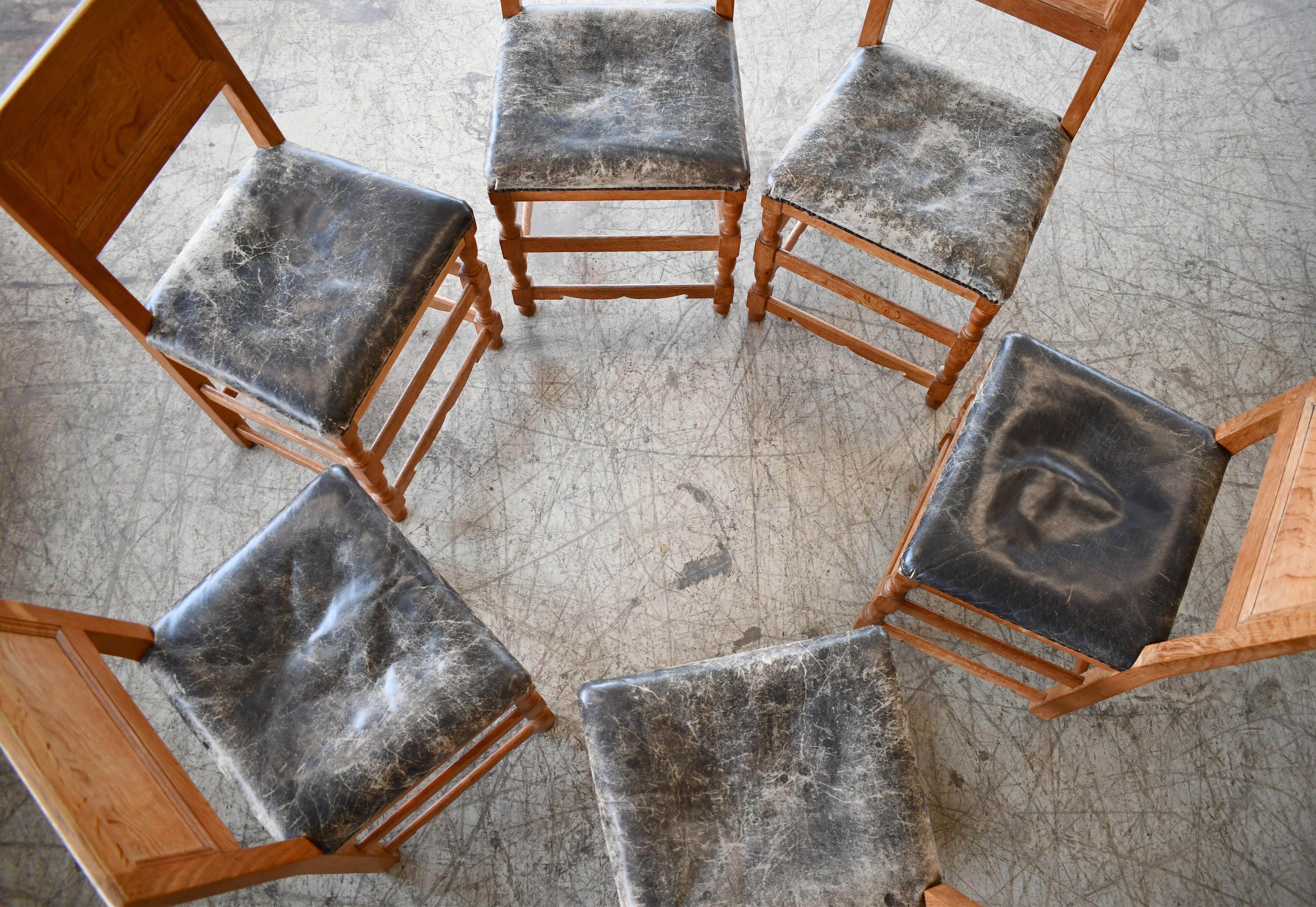 Dänische Esszimmerstühle im Landhausstil des frühen Jahrhunderts aus Eiche und Leder  im Angebot 5
