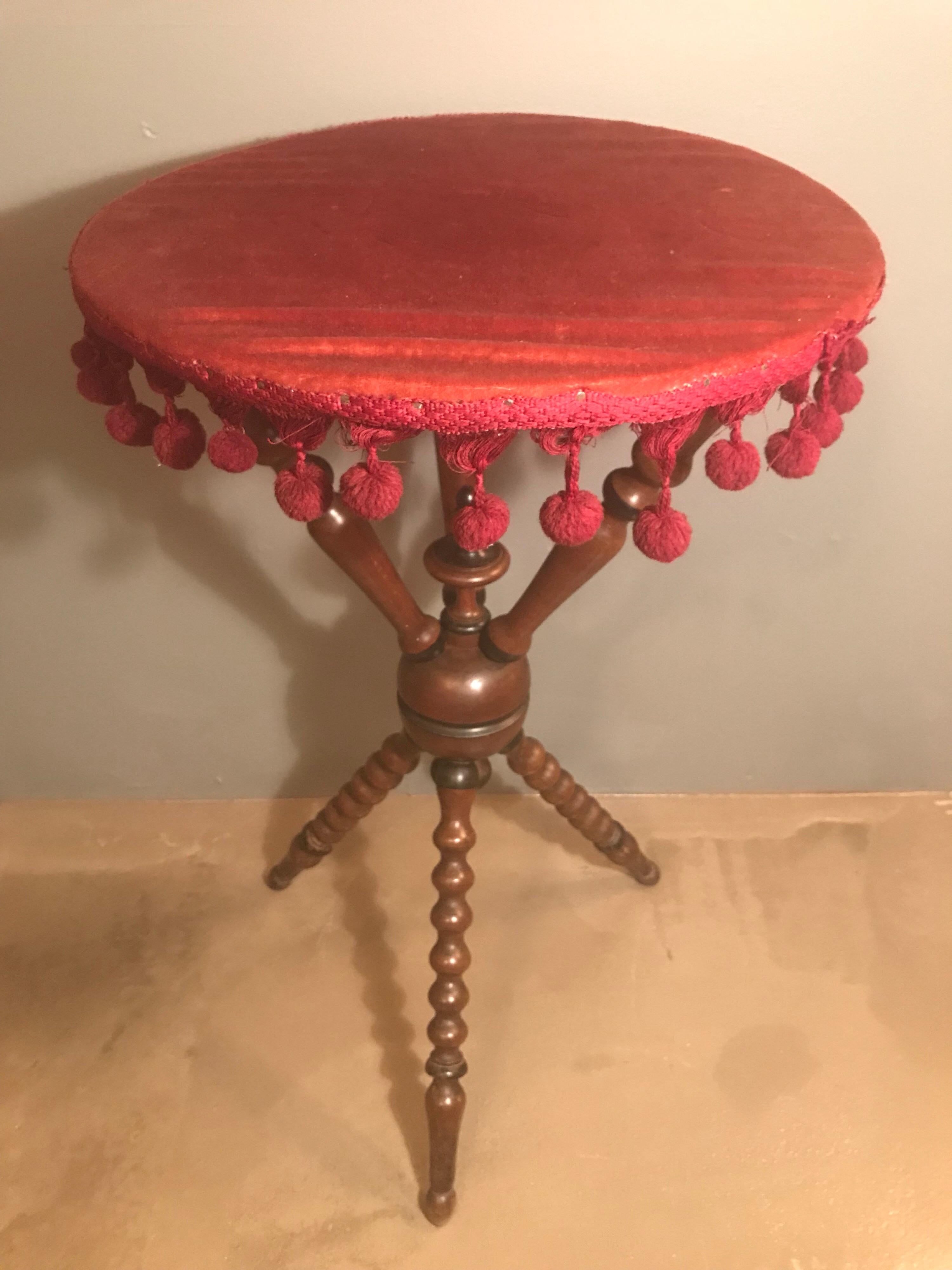 Lovely Victorian Gypsy table in pinewood.
Turned legs ebonized top and bottom.
What appears to be the original table cloth.
 