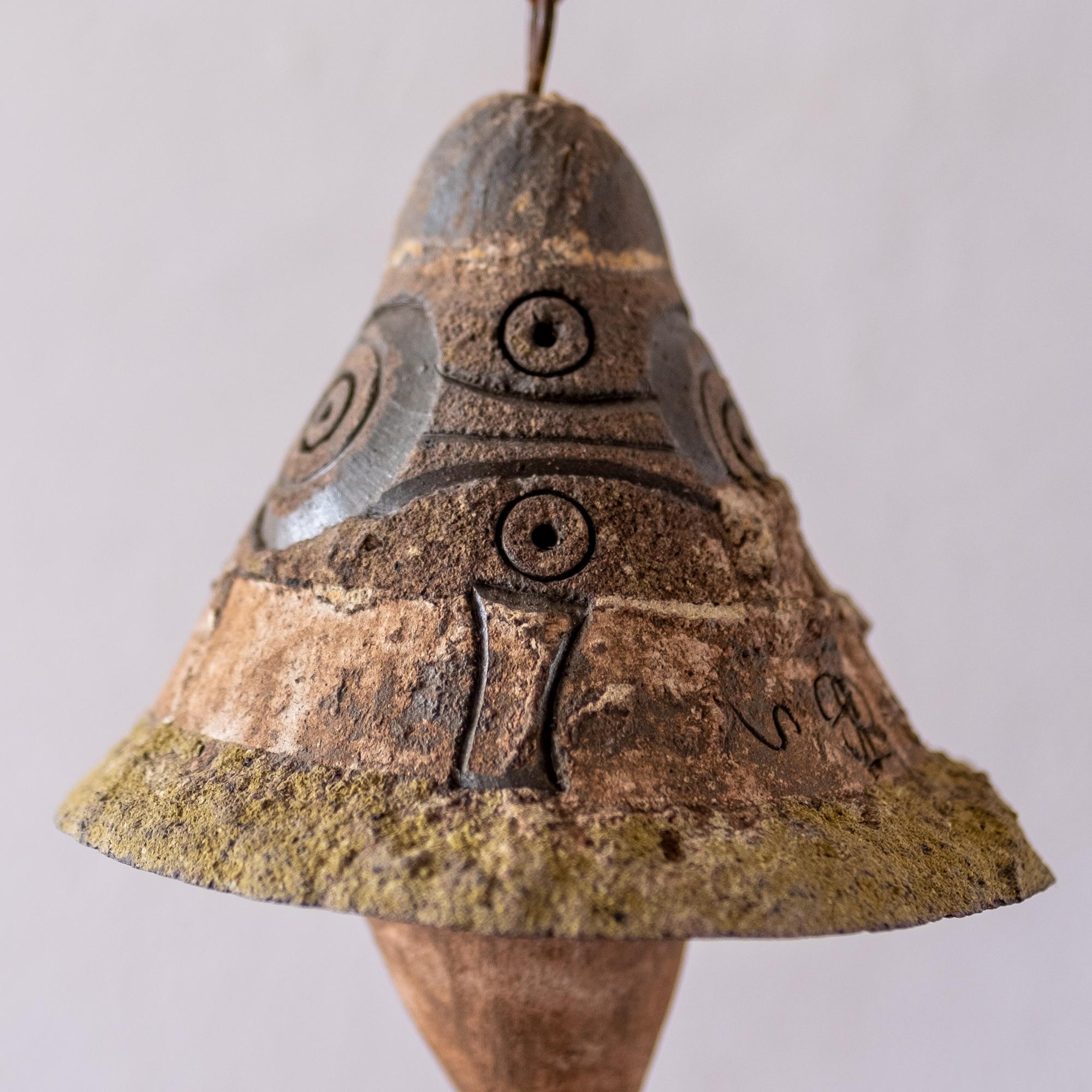Cloche en céramique ancienne et spéciale de Paolo Soleri. De nombreux artisans ont aidé à produire des œuvres à Cosanti:: mais cette œuvre est signée d'un 