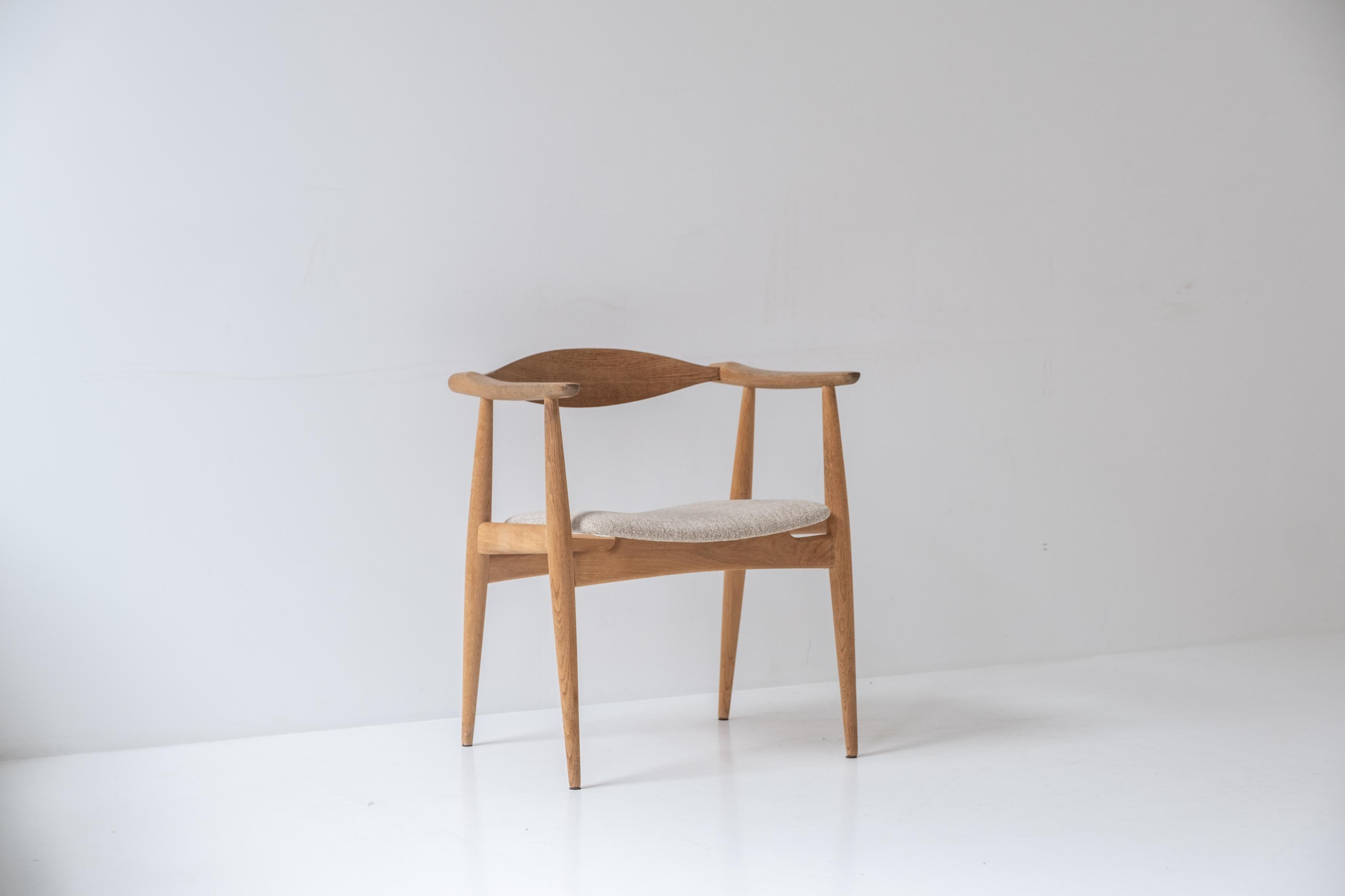 Early CH35 chair designed by Hans Wegner for Carl Hansen and Son, Denmark 1950’s. This sculptural armchair features a frame made out of oak and a freshly re-upholsterd fabric seat. Labeled underneath. Masterpiece !