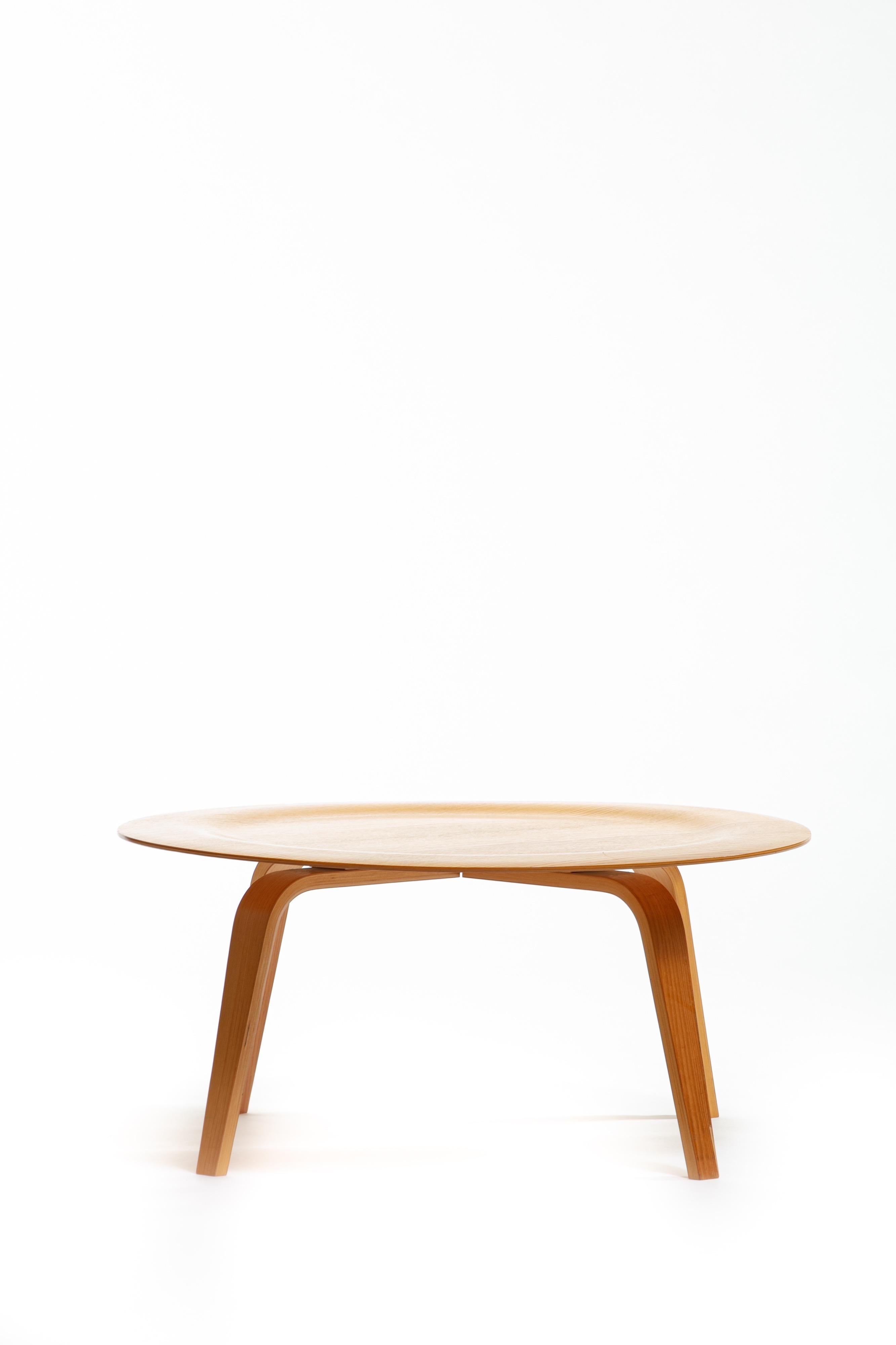 Charles and Ray Eames CTW 'Couchtisch Wood' für Herman Miller (21. Jahrhundert und zeitgenössisch) im Angebot