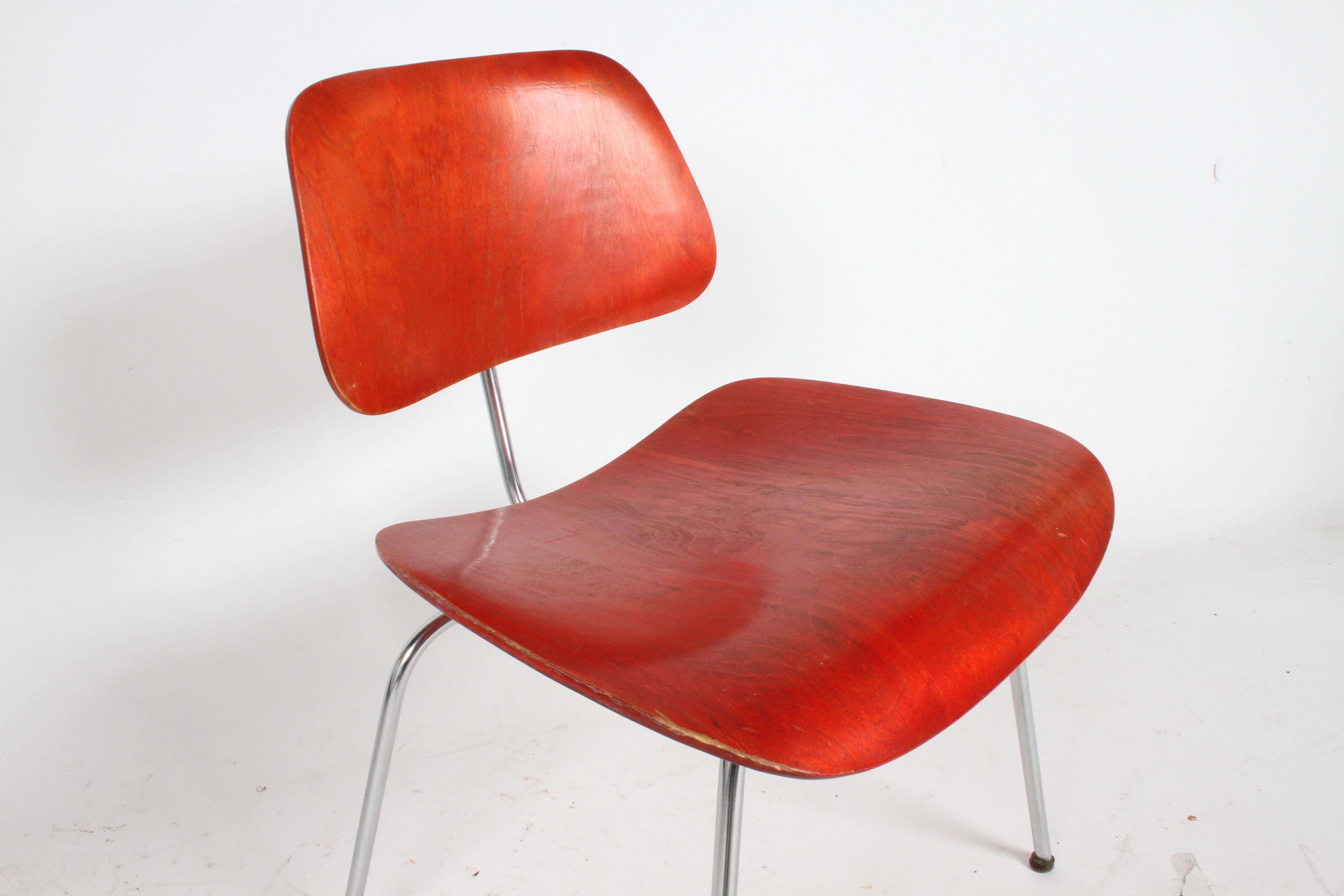 Frühes Charles Eames für Herman Miller rot Anilin gebeiztes DCM mit frühen Gleitern, ohne Etikett. Stoßdämpferhalterungen sind noch solide, es gibt Verschleiß und Verlust zu beenden, siehe Fotos.