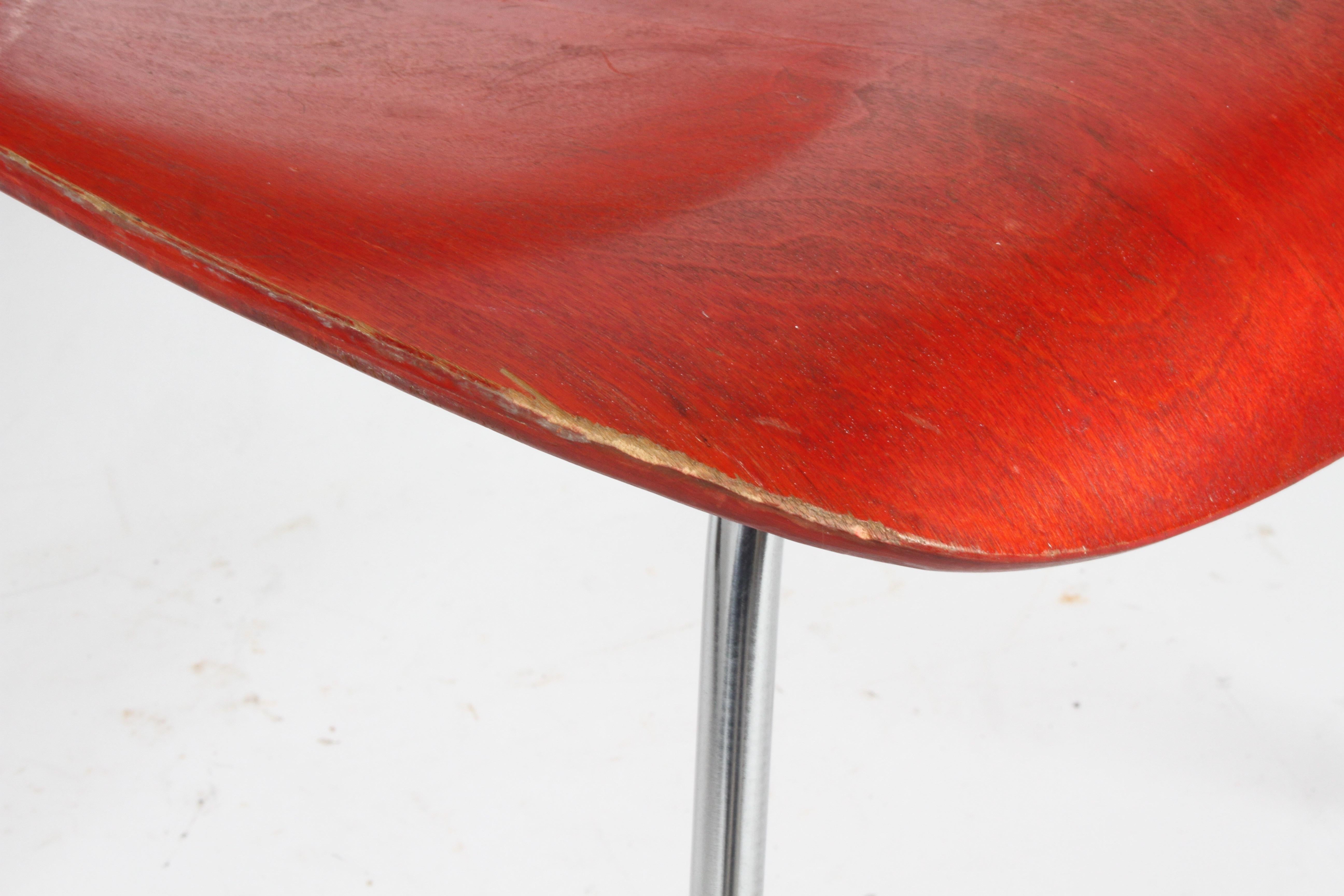 Mid-Century moderno Charles Eames per Herman Miller Red Aniline DCM in vendita