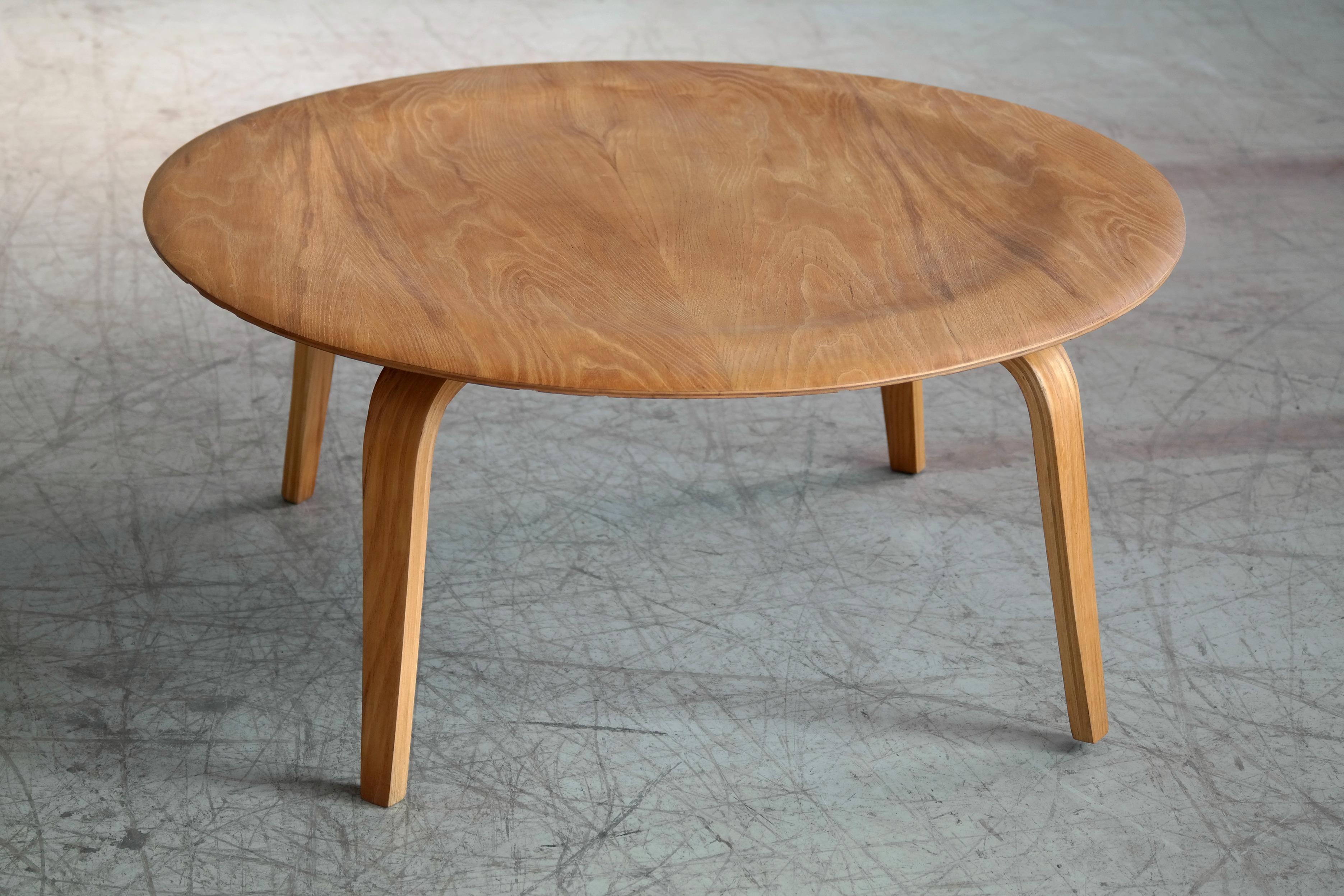 Rare earliest example of the iconic CTW (coffee/table/wood) coffee table in molded plywood designed by Charles Eames in 1946 and distributed by Herman Miller while manufactured by Evans Products Company. This is a rare and very fine example of the