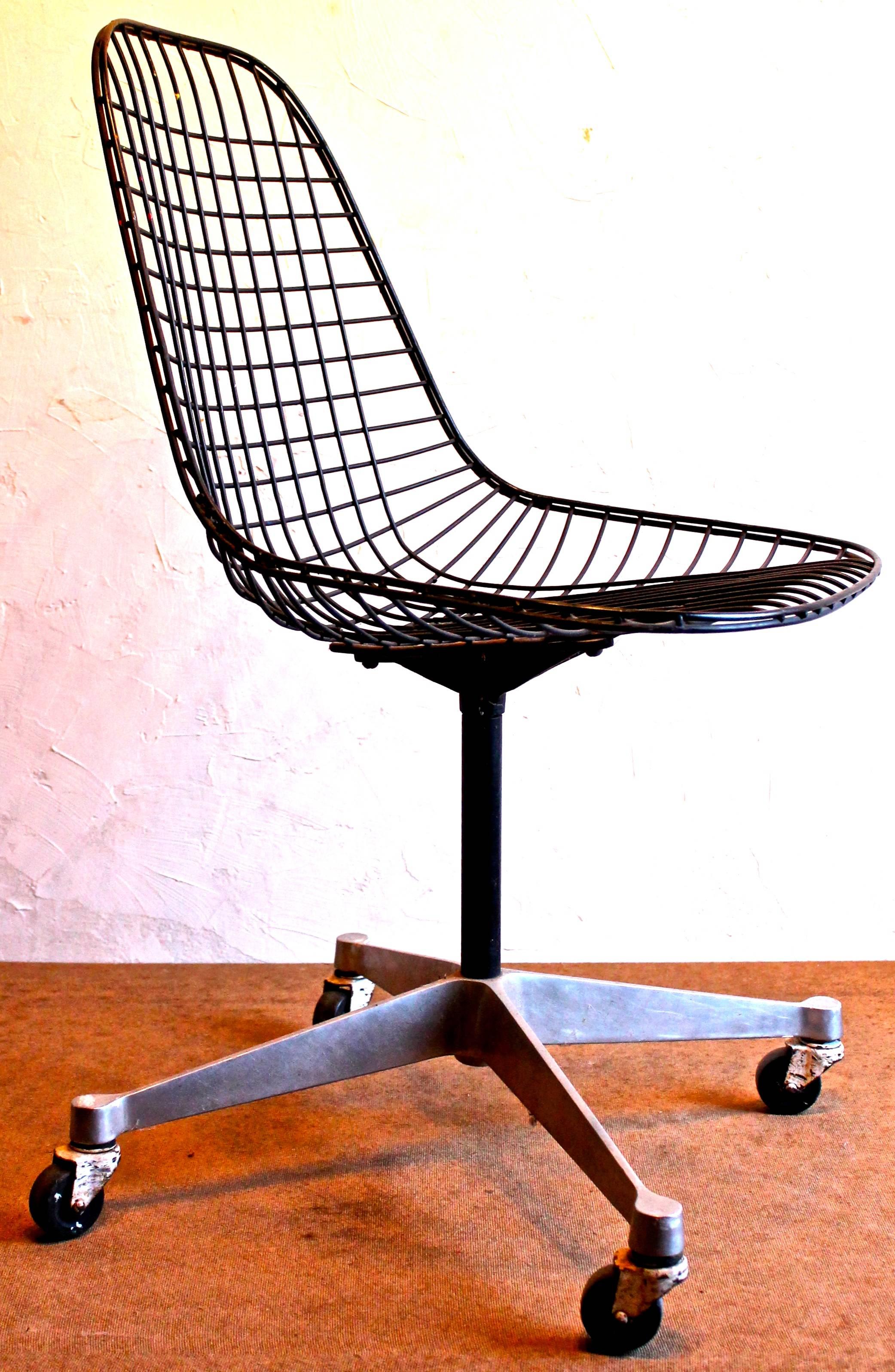 wire rolling chair