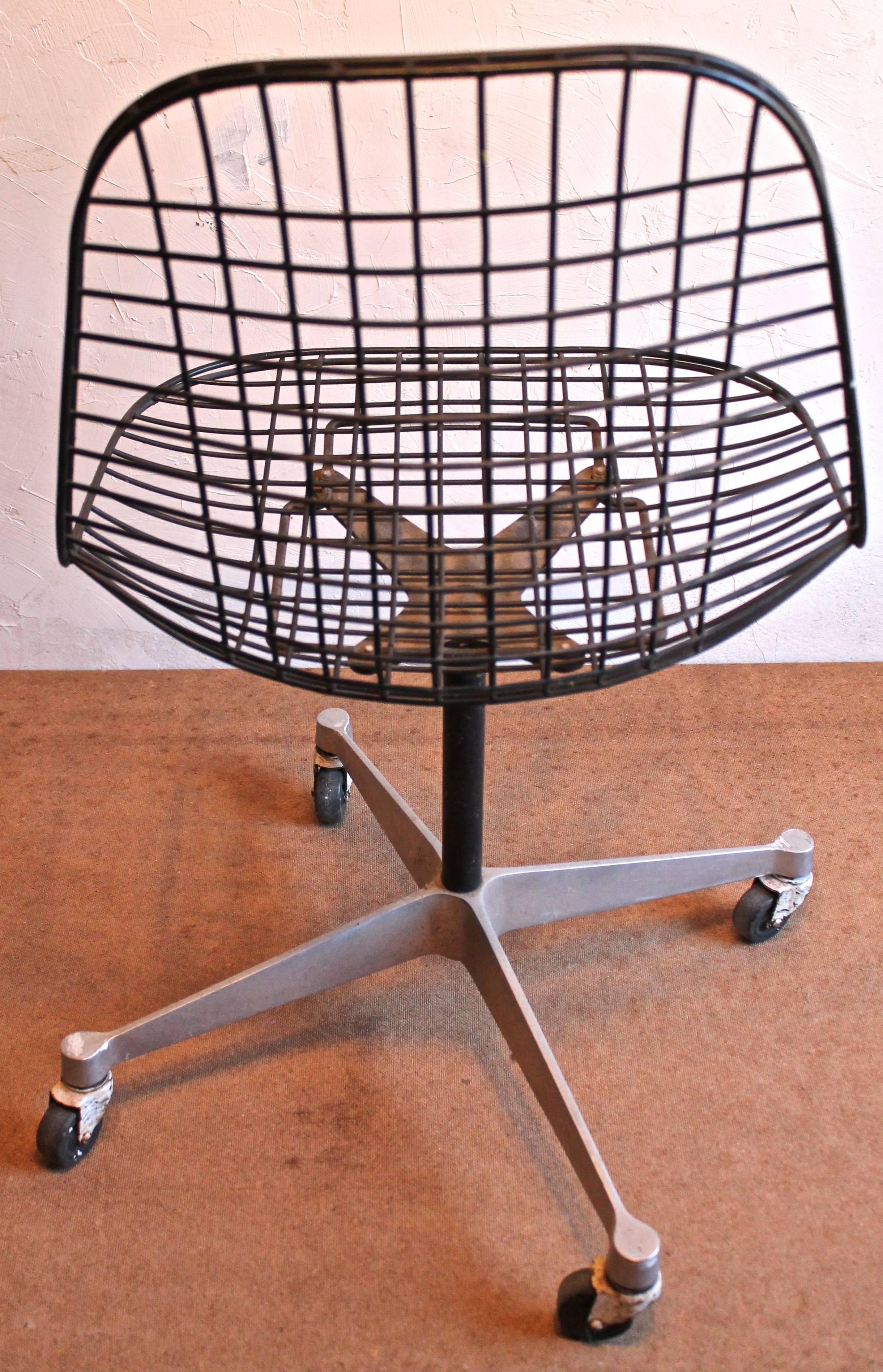 Early Charles Eames PKC Wire Rolling Task Chair Herman Miller In Good Condition In Sharon, CT