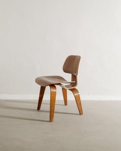 Chaises Charles and Ray Eames Mid Century DCW en noyer par Herman Miller 1950