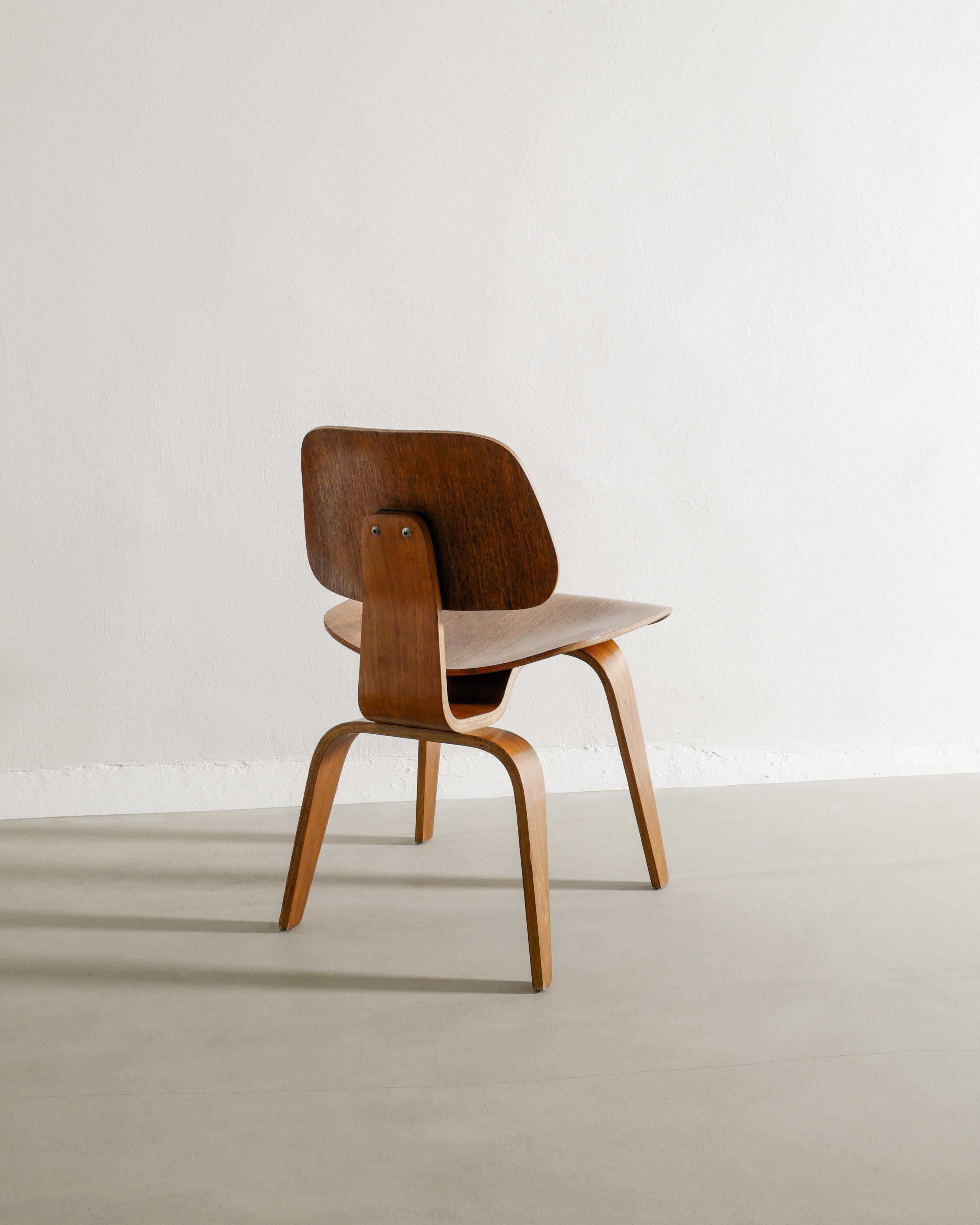 Sillas Charles & Ray Eames de mediados de siglo DCW en nogal de Herman Miller 1950 Moderno de mediados de siglo en venta