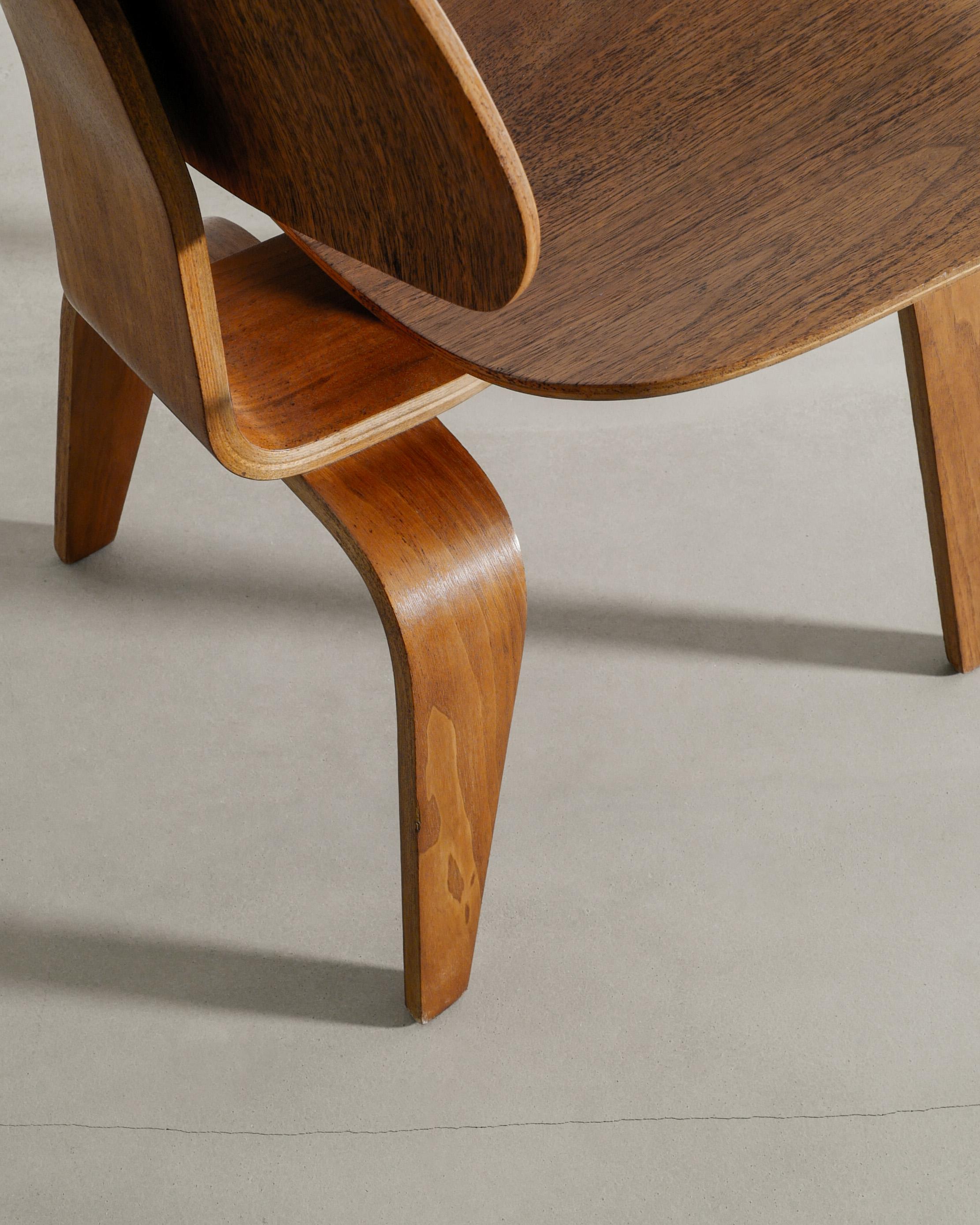 Sillas Charles & Ray Eames de mediados de siglo DCW en nogal de Herman Miller 1950 Estadounidense en venta