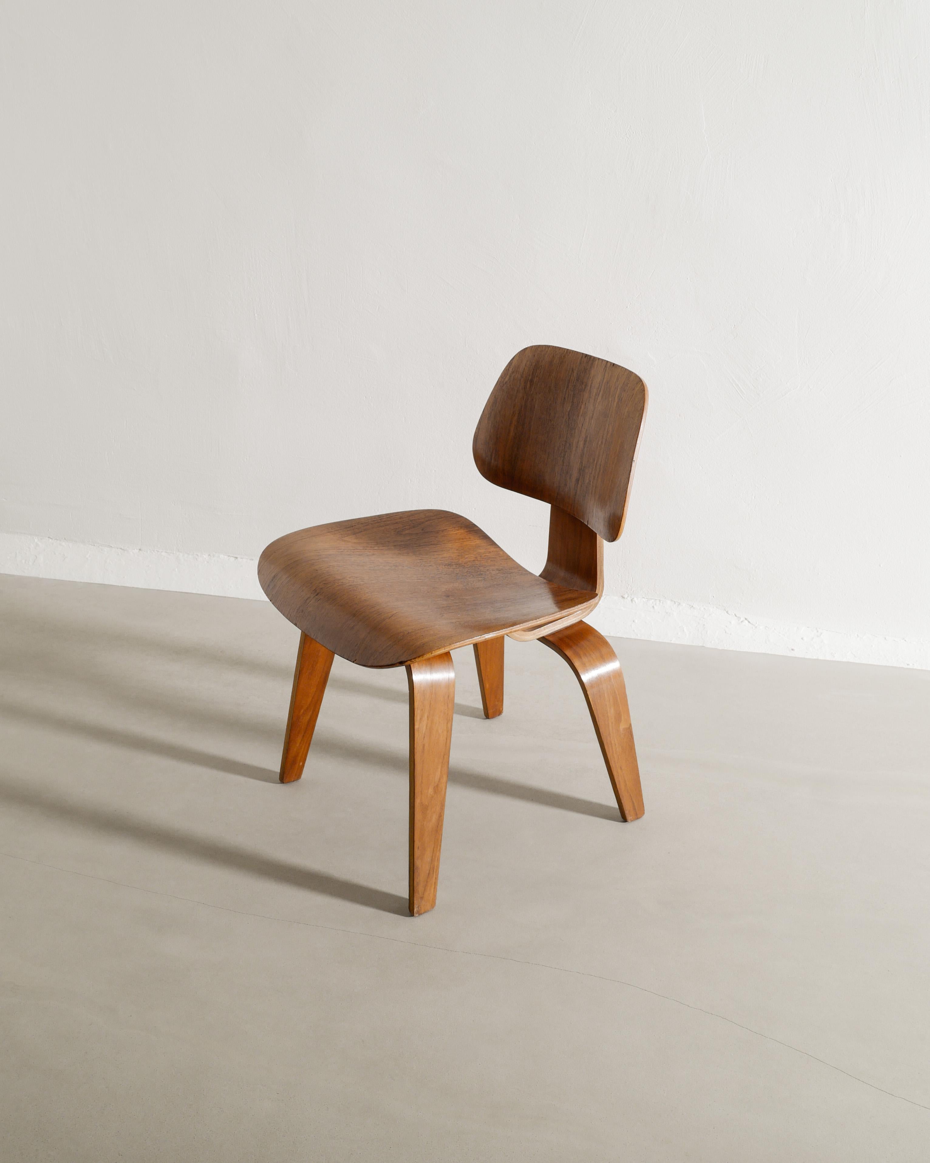 Sillas Charles & Ray Eames de mediados de siglo DCW en nogal de Herman Miller 1950 en Bueno estado para la venta en Stockholm, SE