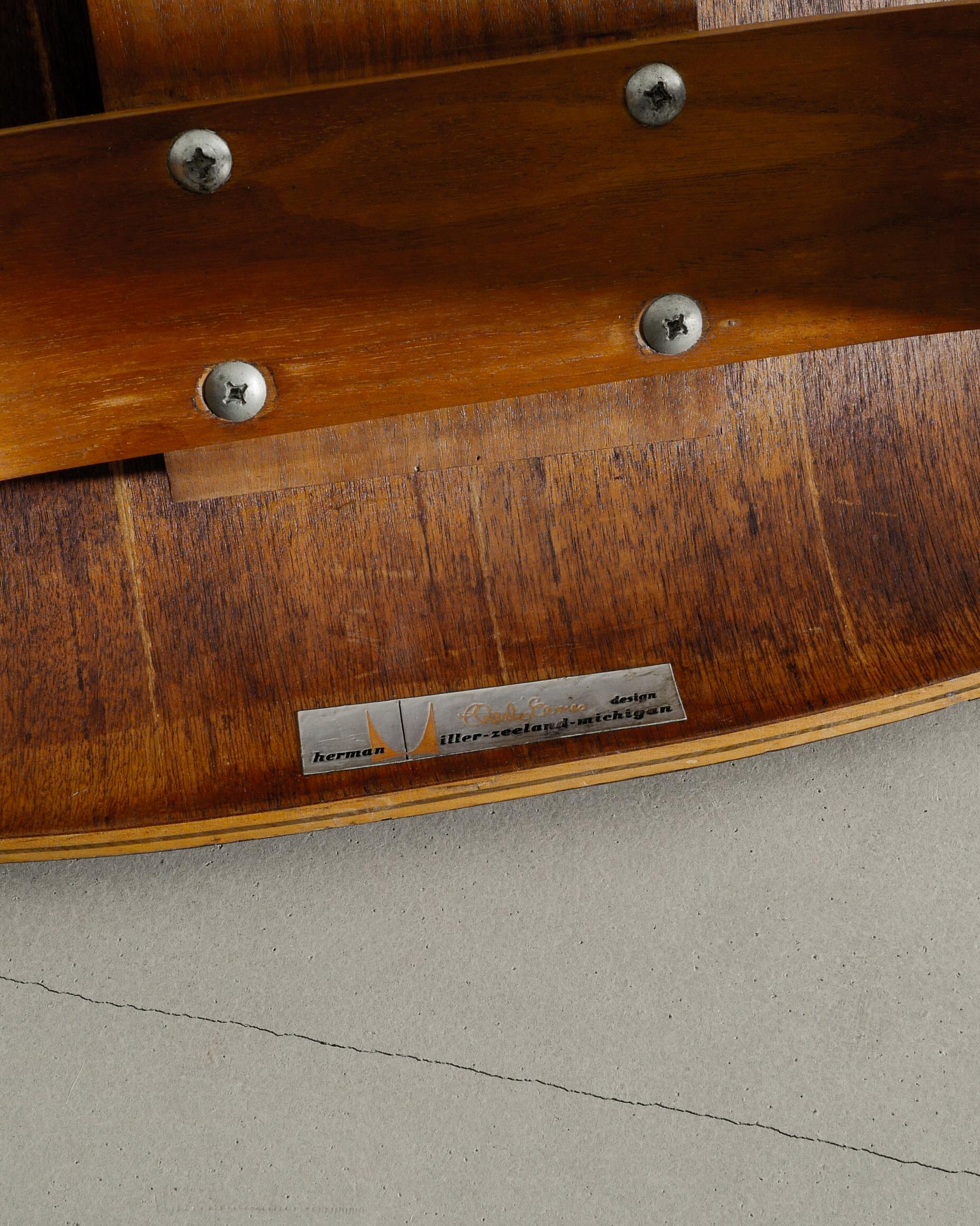 Sillas Charles & Ray Eames de mediados de siglo DCW en nogal de Herman Miller 1950 Nogal en venta
