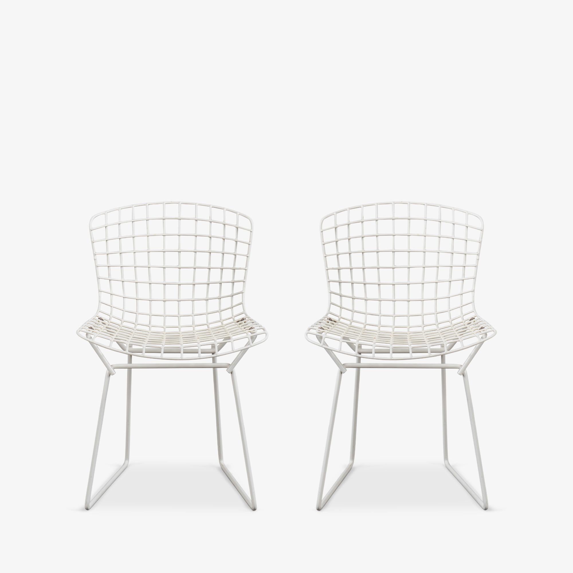 Harry Bertoia, famoso soprattutto come scultore, fu avvicinato da Florence Knoll con una semplice richiesta: se avesse scoperto un motivo di design interessante nel suo processo artistico, avrebbe dovuto condividerlo con Knoll. Non c'era un prodotto
