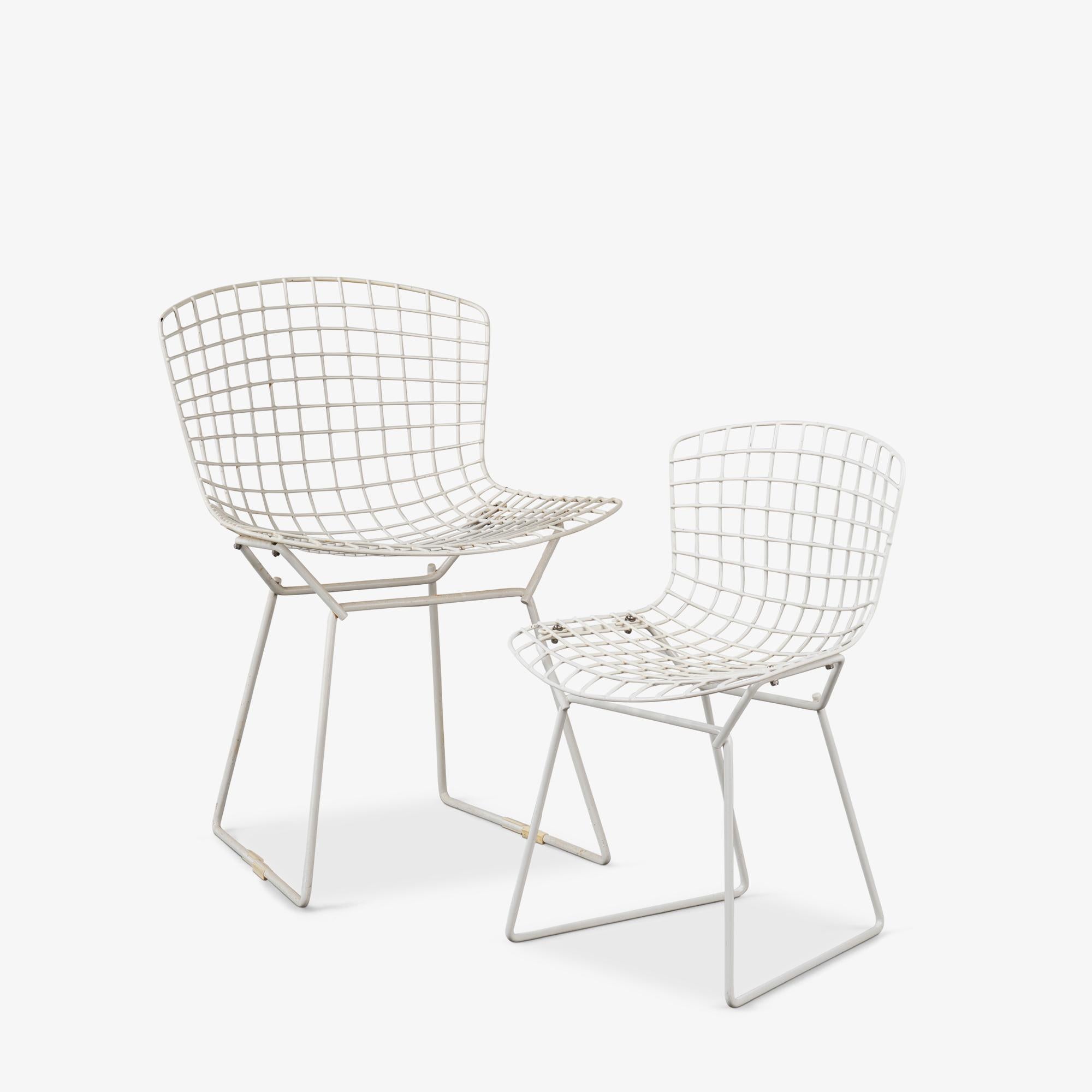 Metà XX secolo Sedie laterali per bambini di Harry Bertoia per Knoll in smalto bianco, coppia in vendita