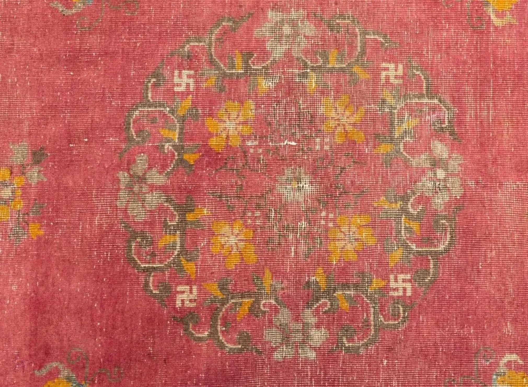 Alfombra china primitiva- Las esvásticas chinas están presentes en el centro del campo.

