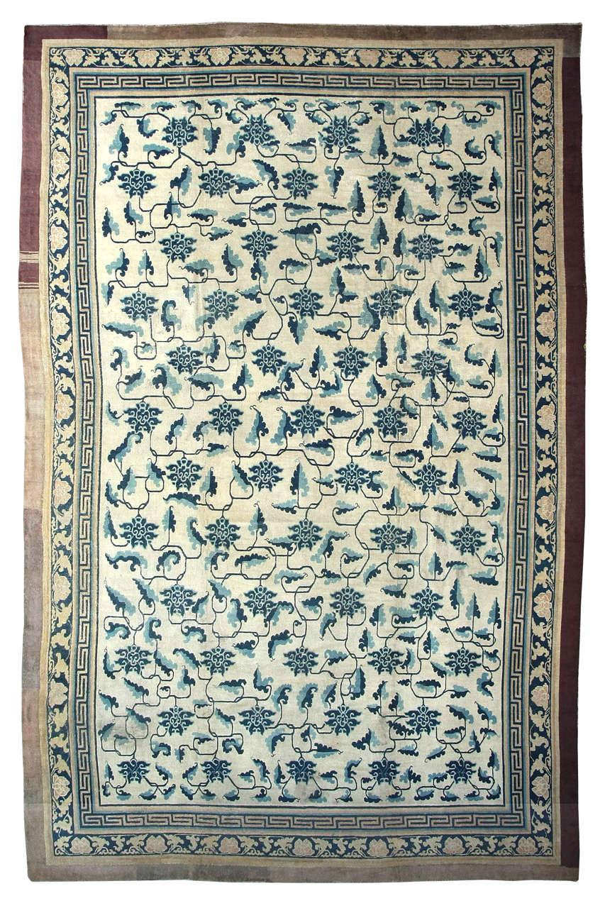 Noué à la main Tapis chinois ancien avec fleurs de lotus stylisées et tiges de feuilles en vente