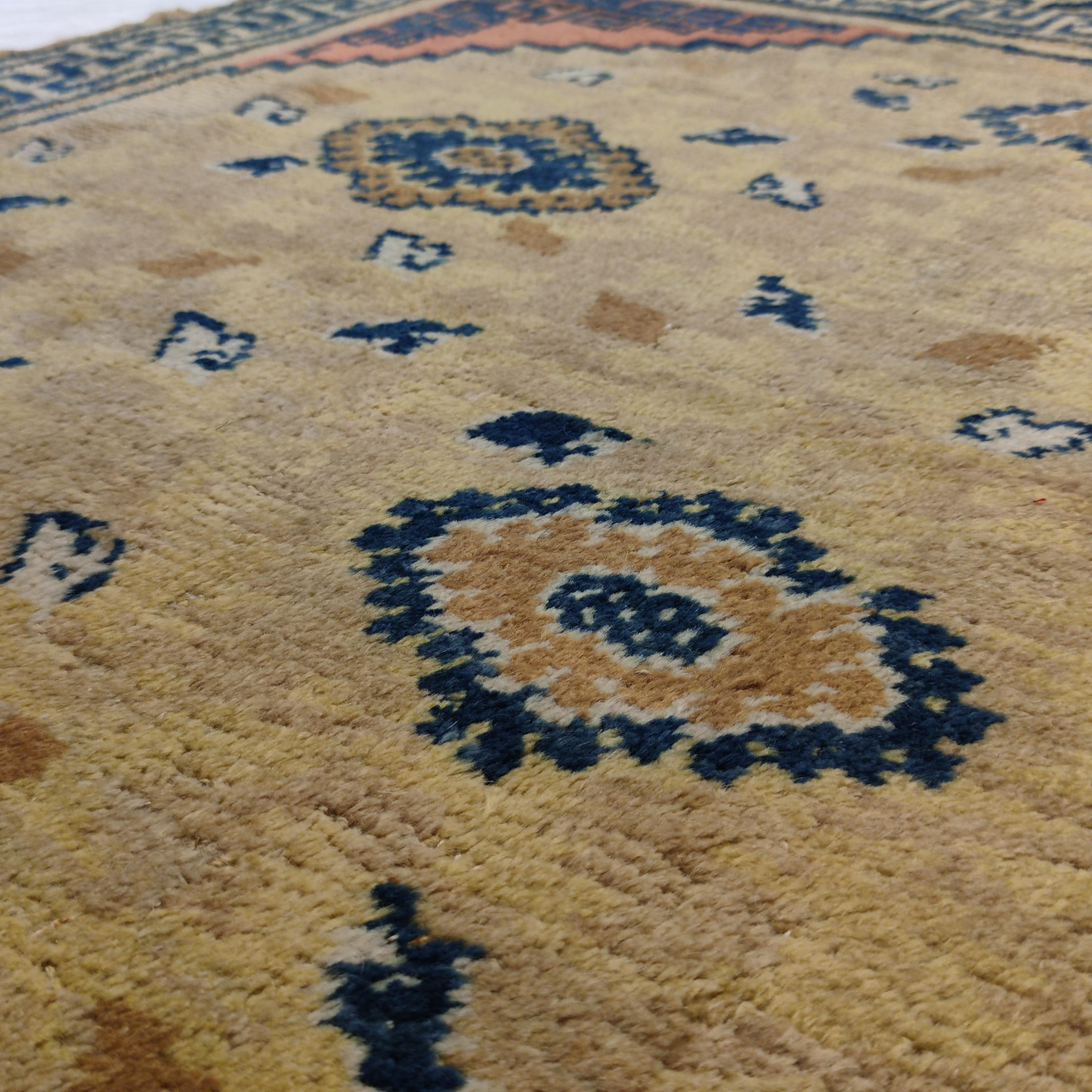 Früher chinesischer Ningxia-Teppich aus der Kangxi-Periode '1662-1722' mit blühenden Palmetten (18. Jahrhundert) im Angebot