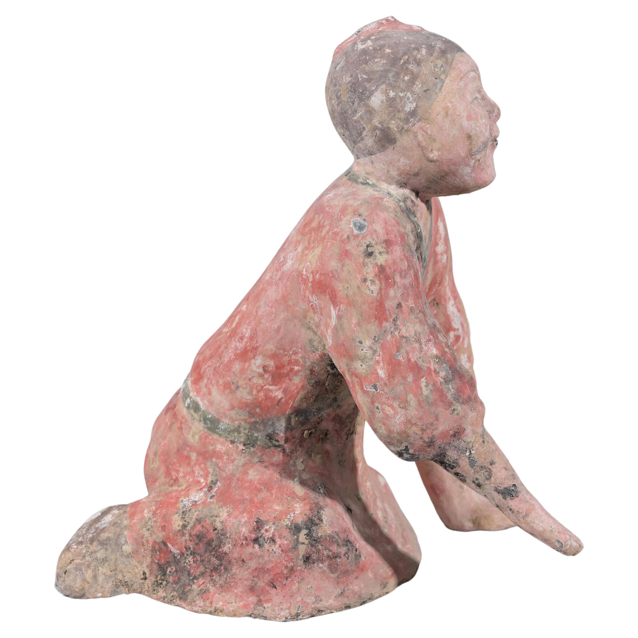 Chinesische kniende Chinesische Figur im Tang-Stil, polychromierte Keramik (Chinesischer Export) im Angebot