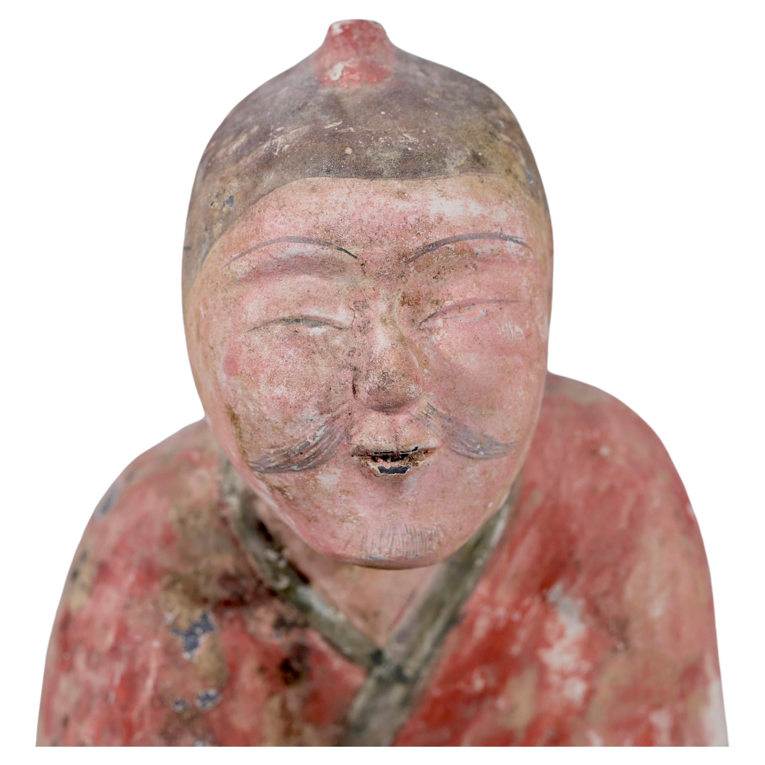 Chinesische kniende Chinesische Figur im Tang-Stil, polychromierte Keramik (Polychromiert) im Angebot