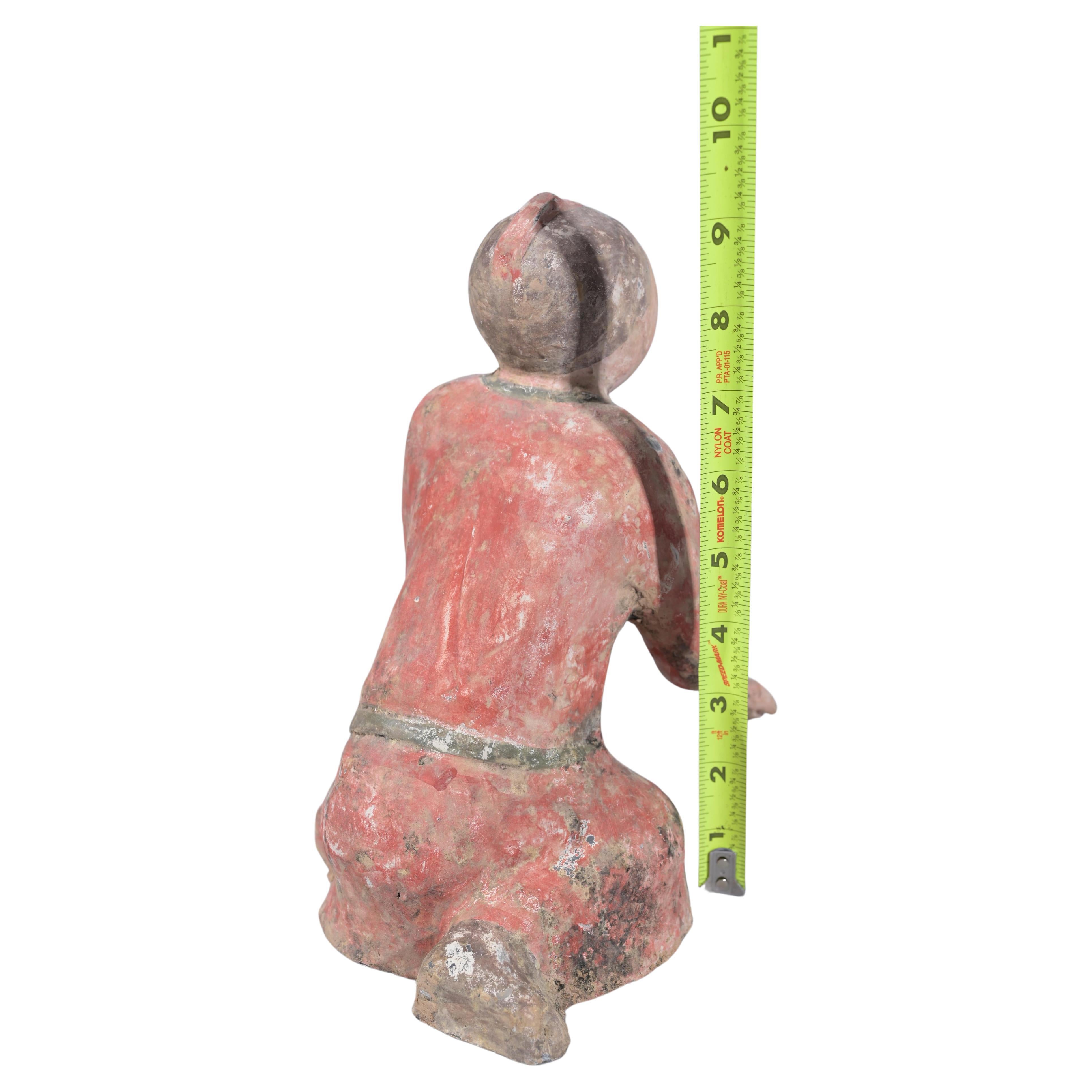 Chinesische kniende Chinesische Figur im Tang-Stil, polychromierte Keramik im Zustand „Gut“ im Angebot in Bradenton, FL