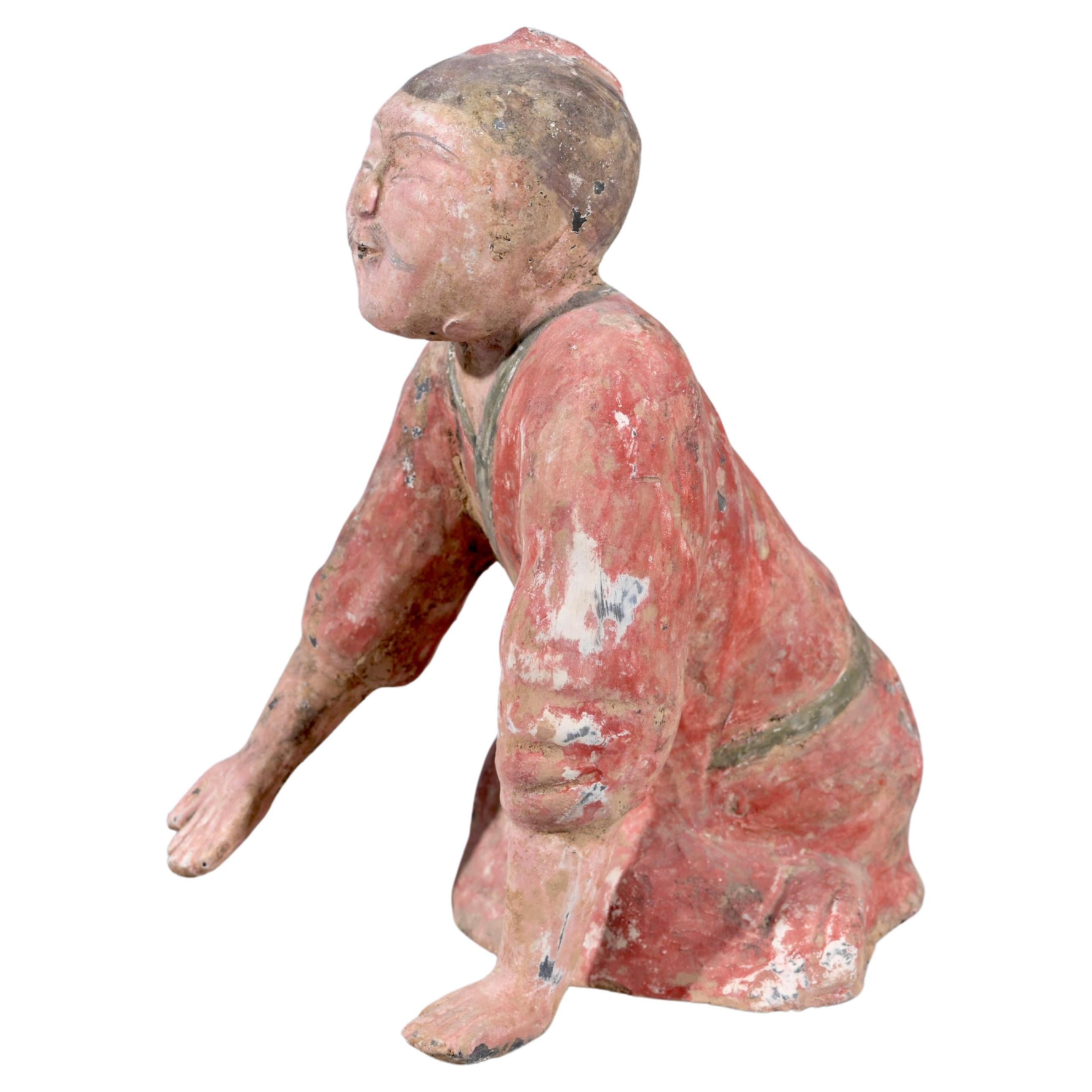 Chinesische kniende Chinesische Figur im Tang-Stil, polychromierte Keramik (Töpferwaren) im Angebot