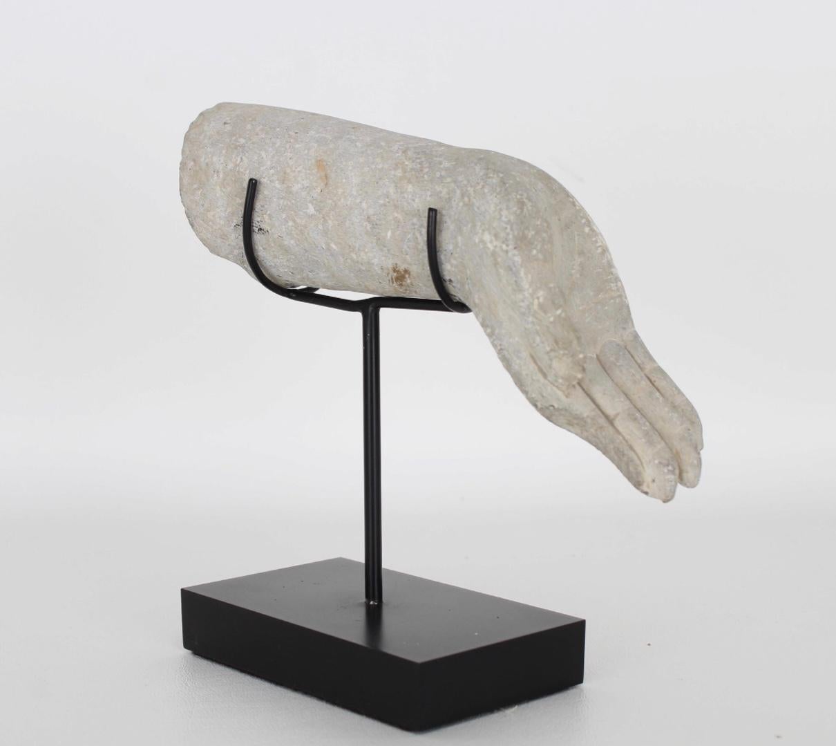 Ming Fragment de main de Bouddha en pierre de la Chine ancienne en vente