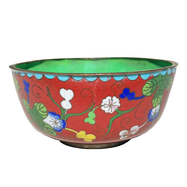 Precioso cuenco de cloisonné de color rojo con diseños florales. Este pequeño cuenco decorativo quedará fabuloso en una mesilla de noche, una mesa de entrada o una mesa de centro. Tiene el tamaño perfecto para caramelos, monedas de repuesto o