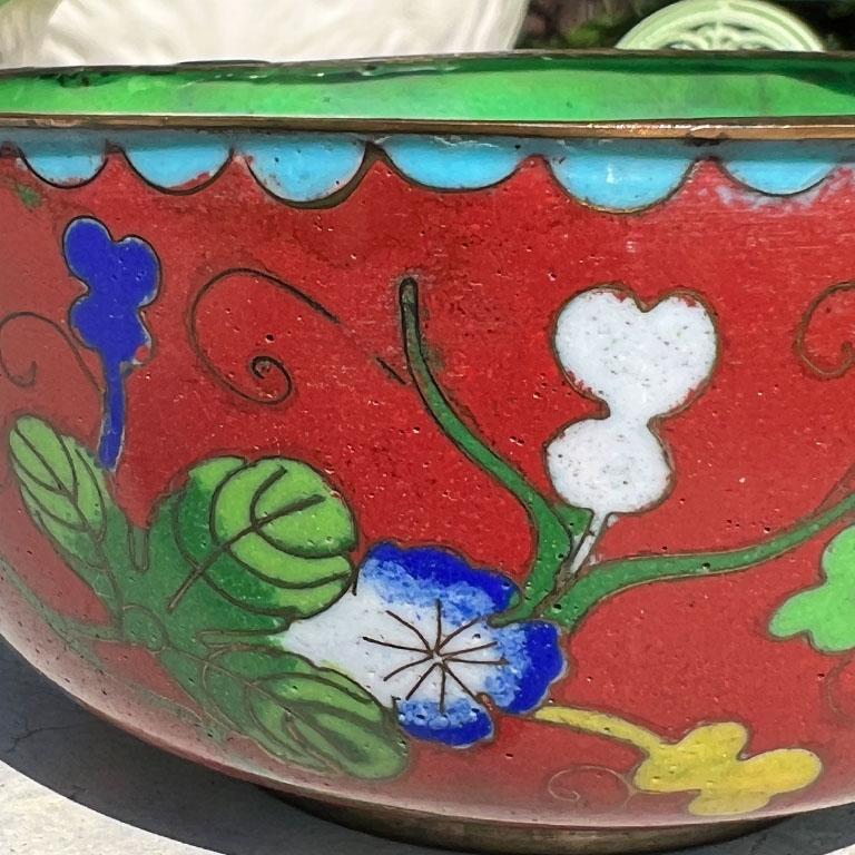 Cuenco decorativo con motivo floral de cloisonné de la Chinoiserie Antigua en rojo y verde en Bueno estado para la venta en Oklahoma City, OK