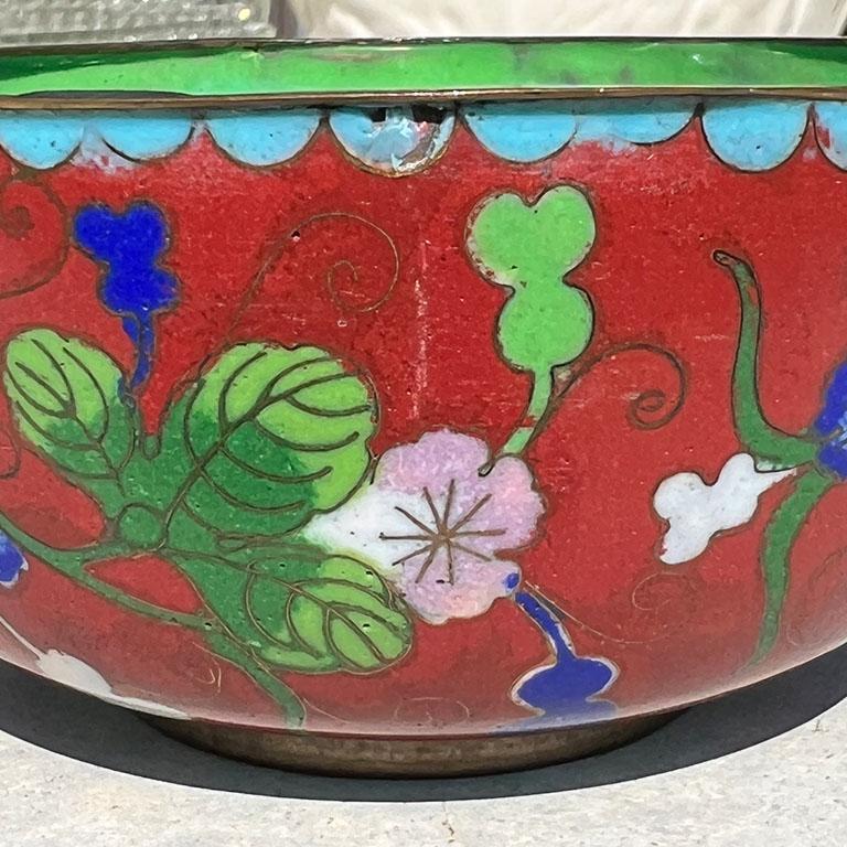 Cuenco decorativo con motivo floral de cloisonné de la Chinoiserie Antigua en rojo y verde siglo XX en venta