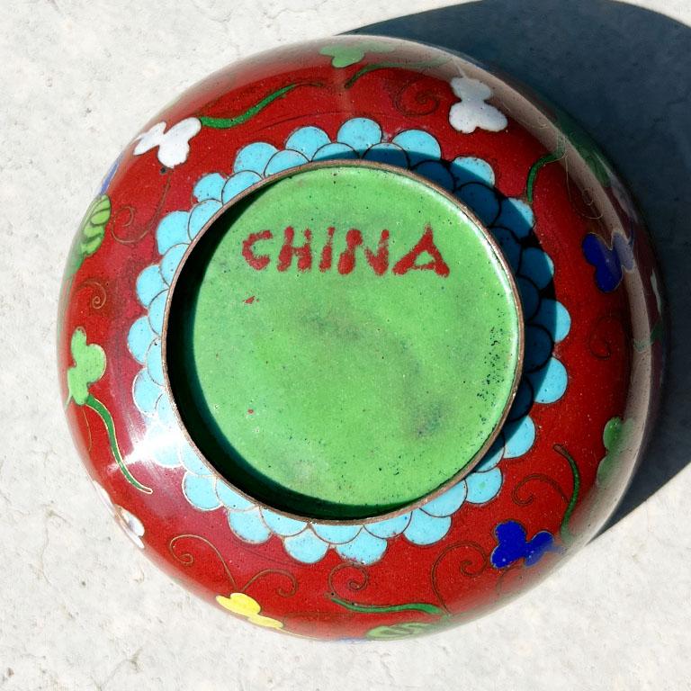 Cuenco decorativo con motivo floral de cloisonné de la Chinoiserie Antigua en rojo y verde Metal en venta