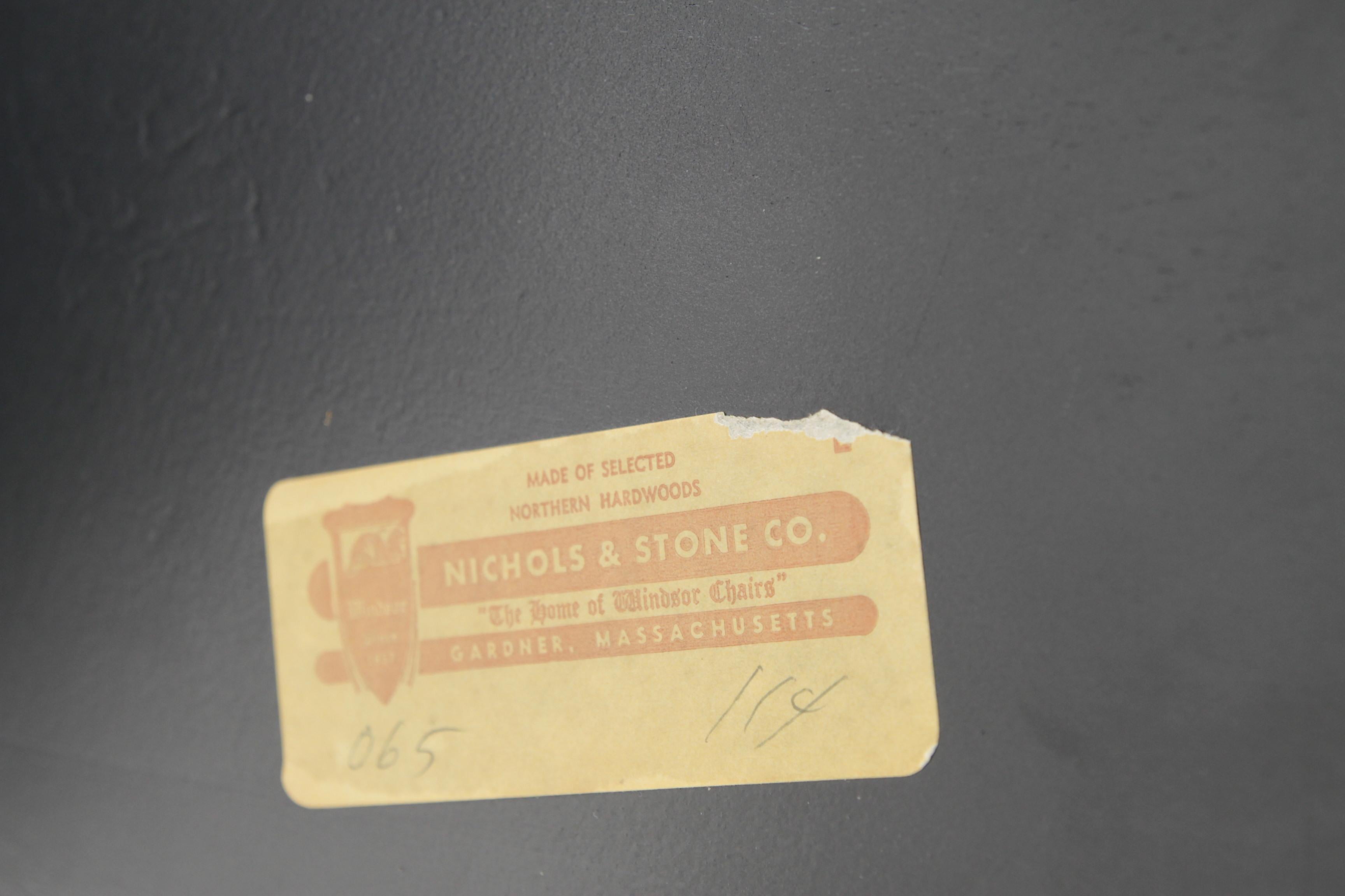 Nicholas und Stone Schwarz lackierter handbemalter Windsor-Stuhl mit Stein im Angebot 5