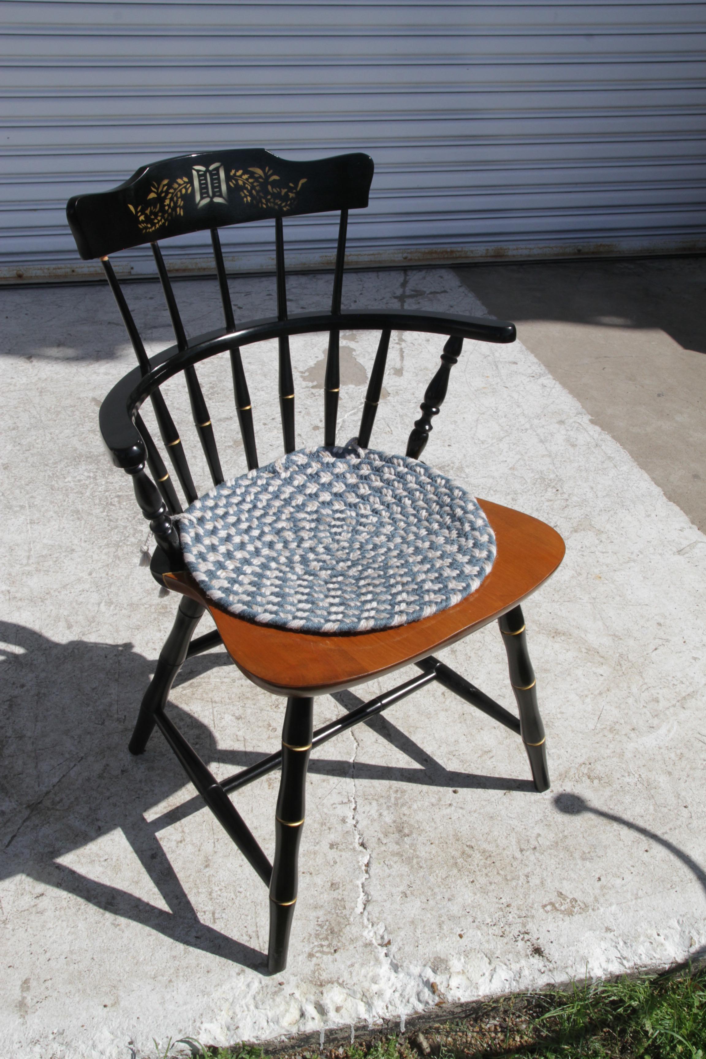Nicholas und Stone Schwarz lackierter handbemalter Windsor-Stuhl mit Stein im Zustand „Gut“ im Angebot in Pasadena, TX
