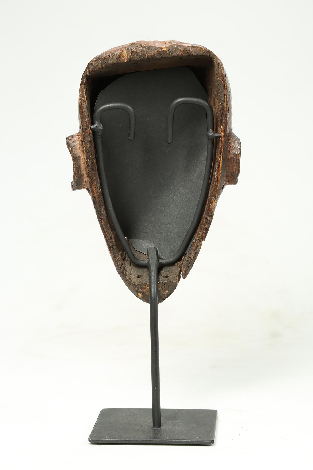 Early 20th Century Chokwe Wood Mask, Strong Features on Custom Base Congo In Good Condition In Point Richmond, CA