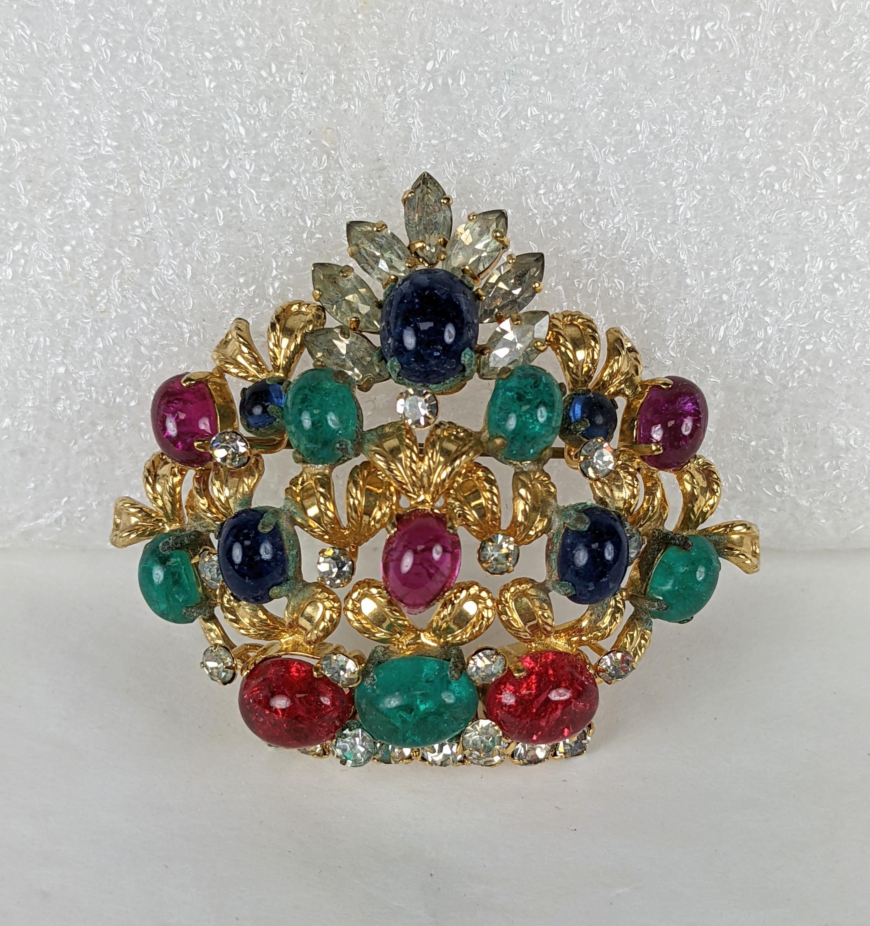 Broche Dior Crown Dimensional des années 1960 avec des cabochons en pâte de verre de saphir, d'émeraude et de rubis sertis dans des feuilles dorées et des accents pavés. 
2.5