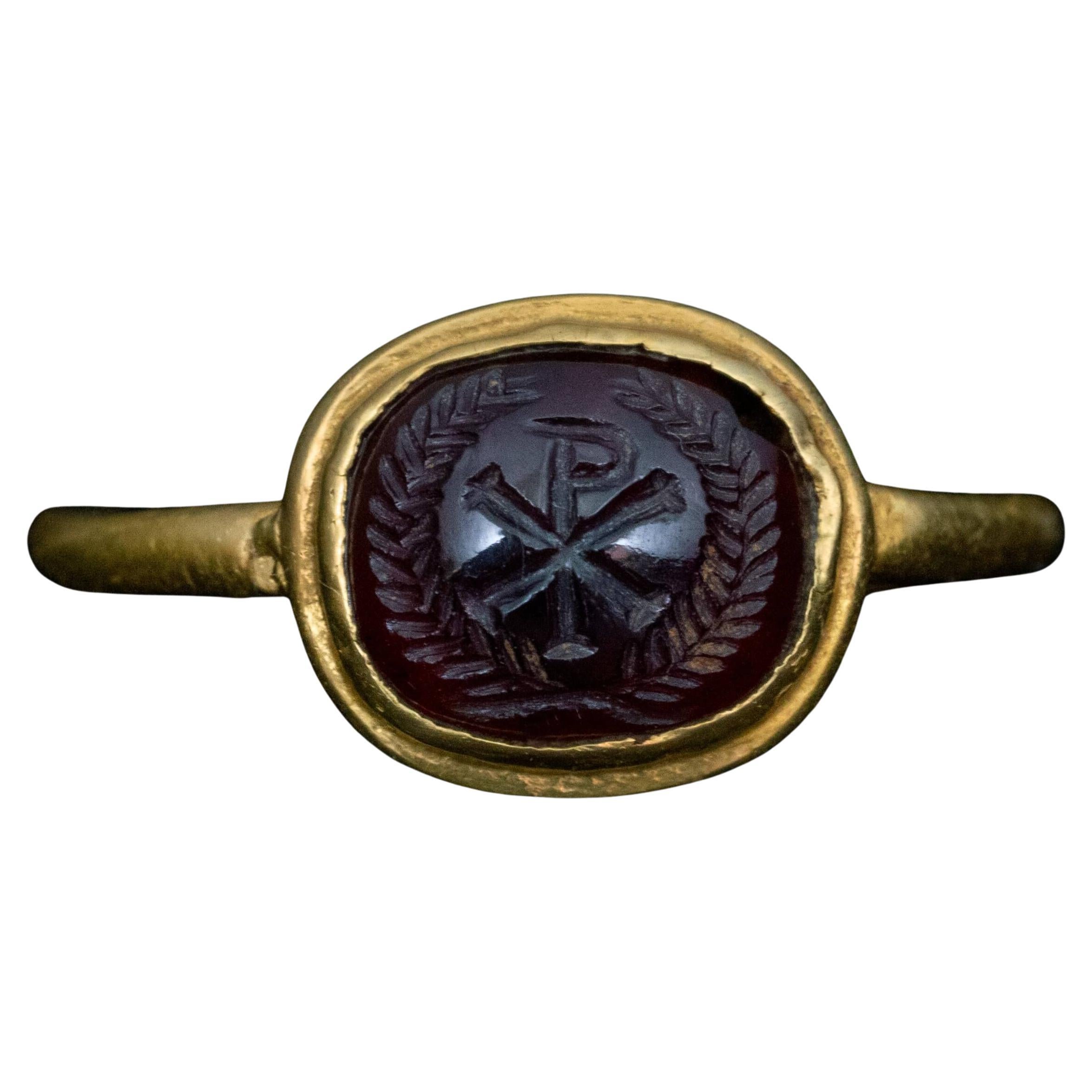 Frühchristlicher Goldring mit Granat-Intaglio von Christus im Angebot