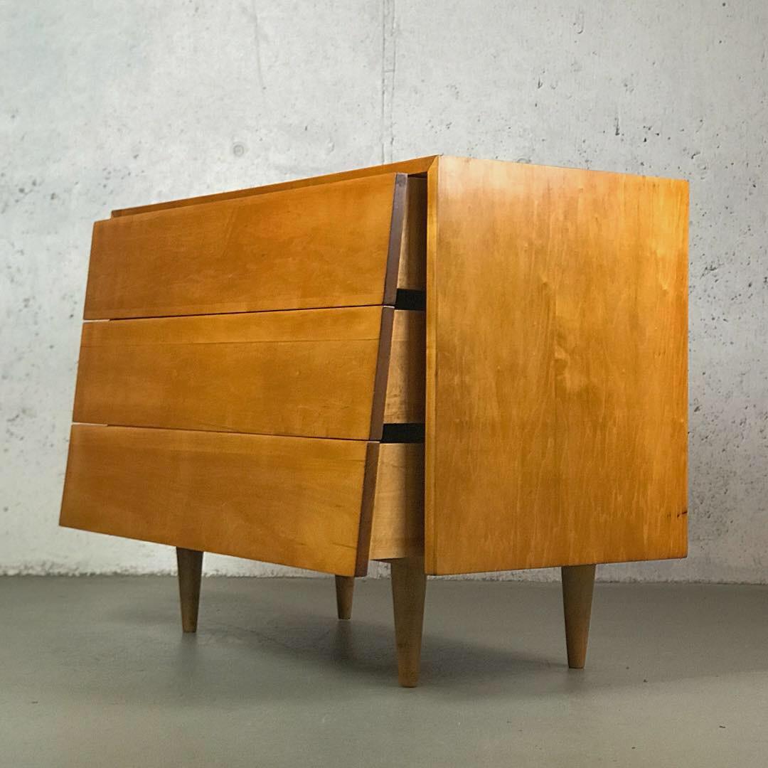 Early Classic Dresser Chest in Birch by Florence Knoll for Knoll Associates In Fair Condition In St.Petersburg, FL