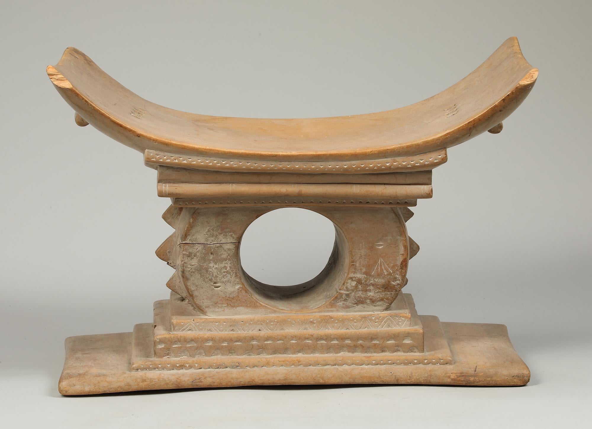 Hand-Carved Early Classic Wood Ashanti Stool Circle Supporting Top, Ghana Mid-20th Century For Sale