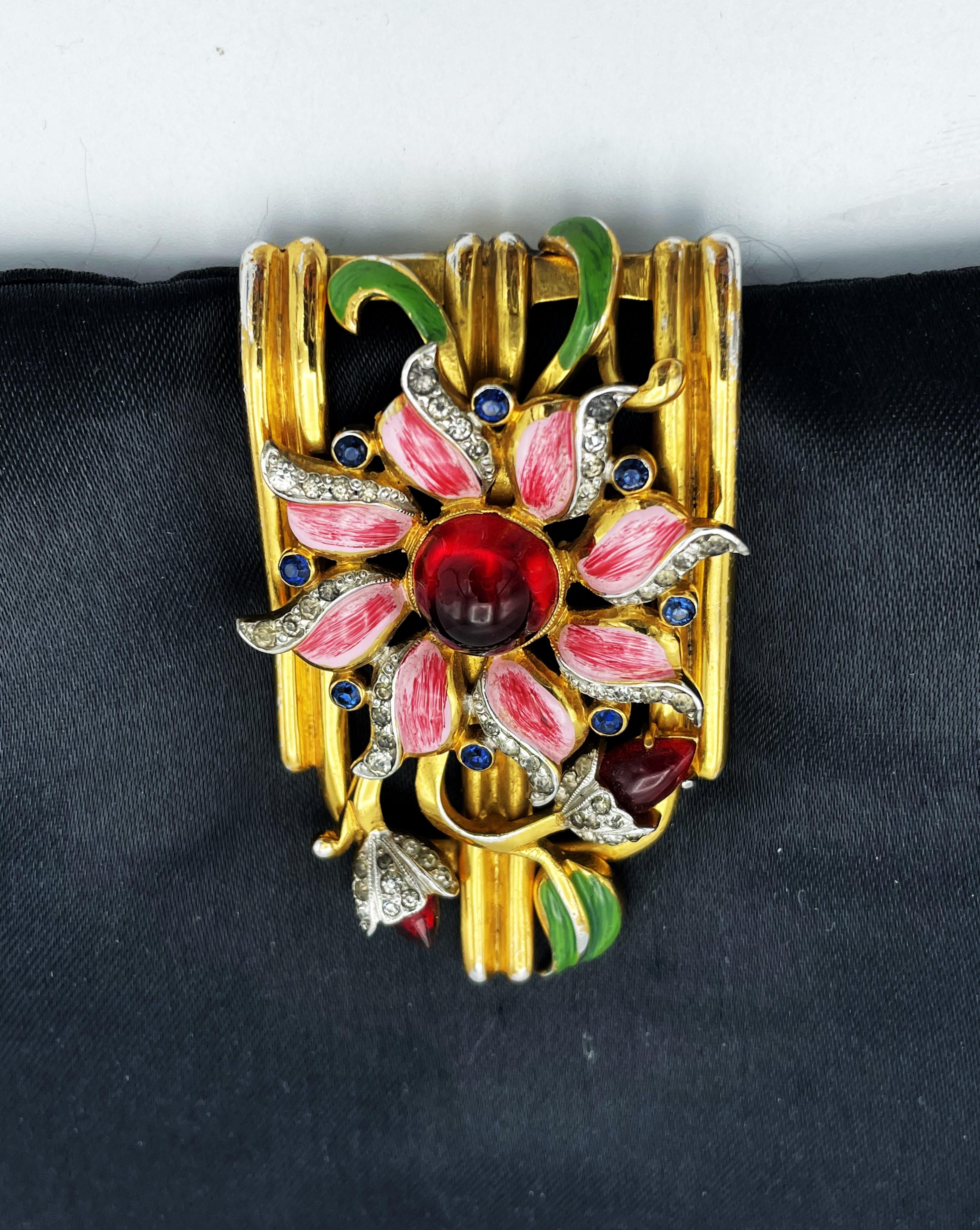 Sehr frühe Stoffklammer von Coro, unsigniert, aber mit der typischen Arbeit von Coro. Die Blume mit rosa Emaille und kleinen Strasssteinen, sowohl die Blütenknospen als auch die Blätter. Bitte vergleichen Sie das Coro-Armband, das Carmen Miranda in