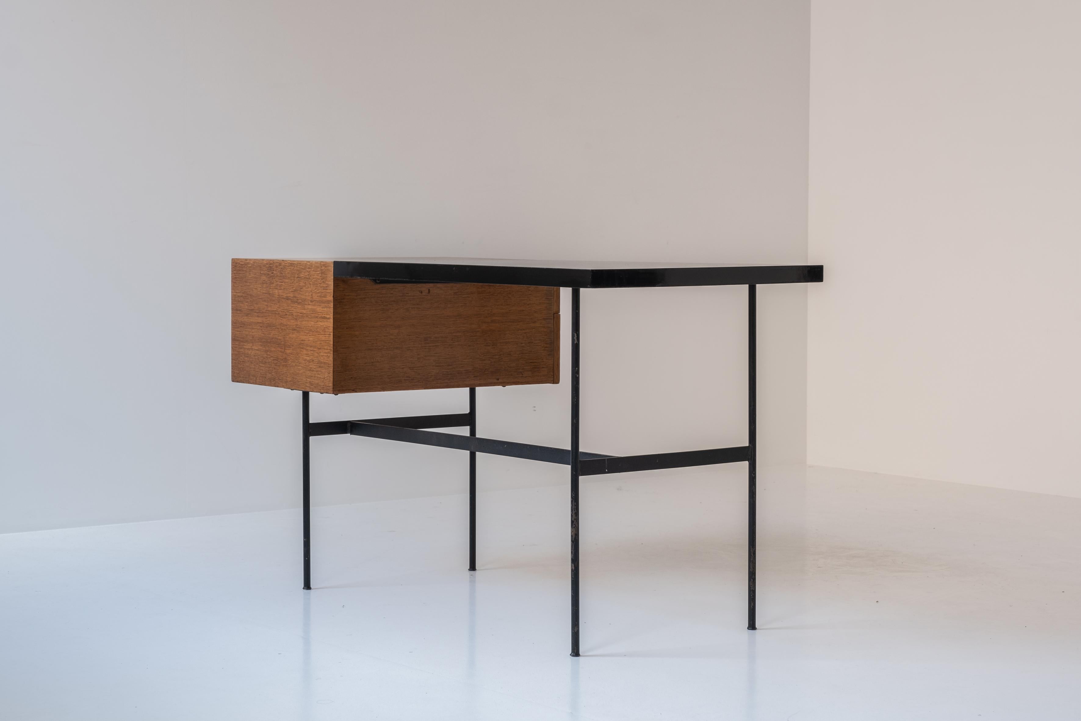 Early ‘CM141’ Desk by Pierre Paulin for Thonet, France, 1953 In Good Condition In Antwerp, BE