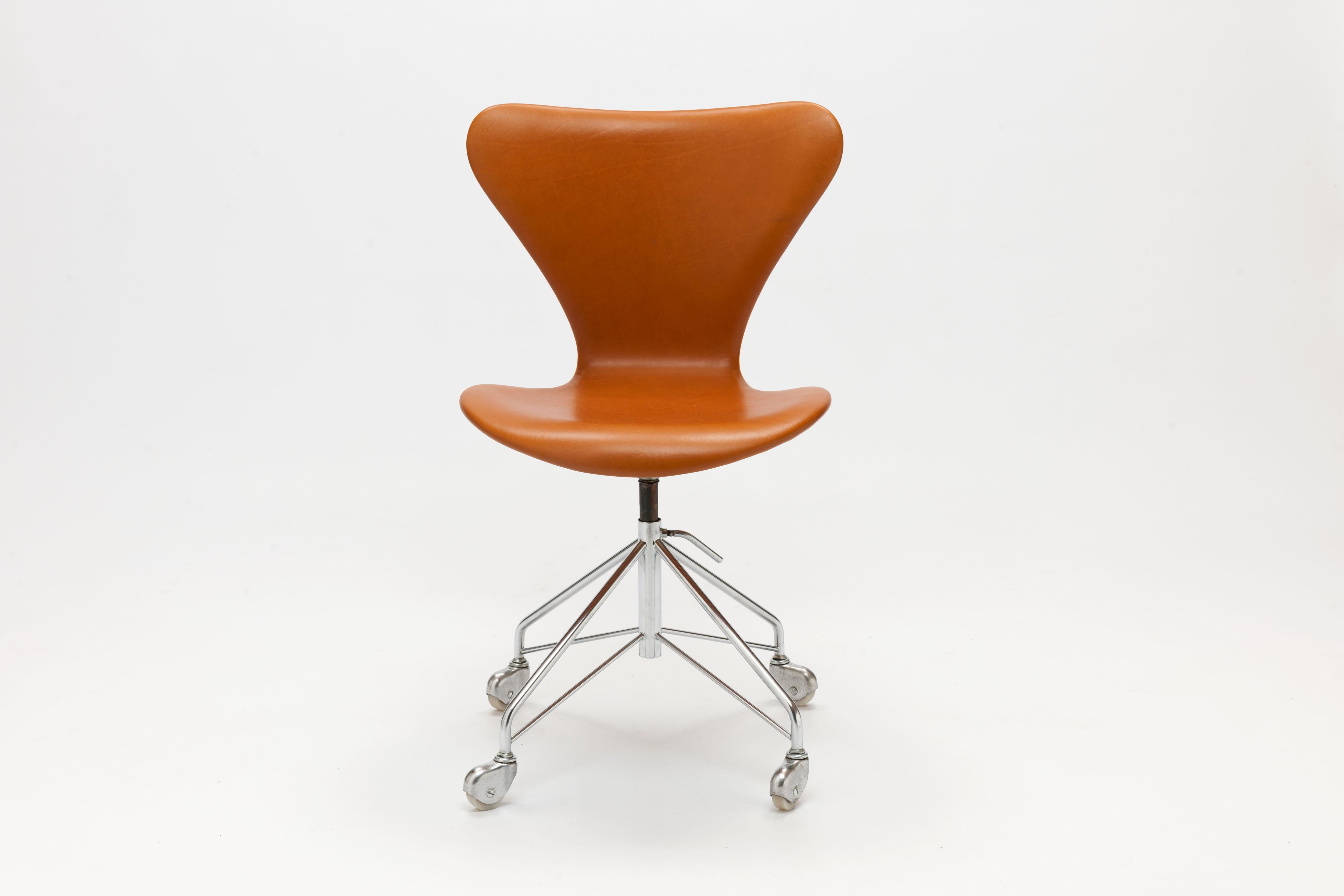 Early Cognac Leather Arne Jacobsen 3117 Desk Swivel Chair by Fritz Hansen 5
