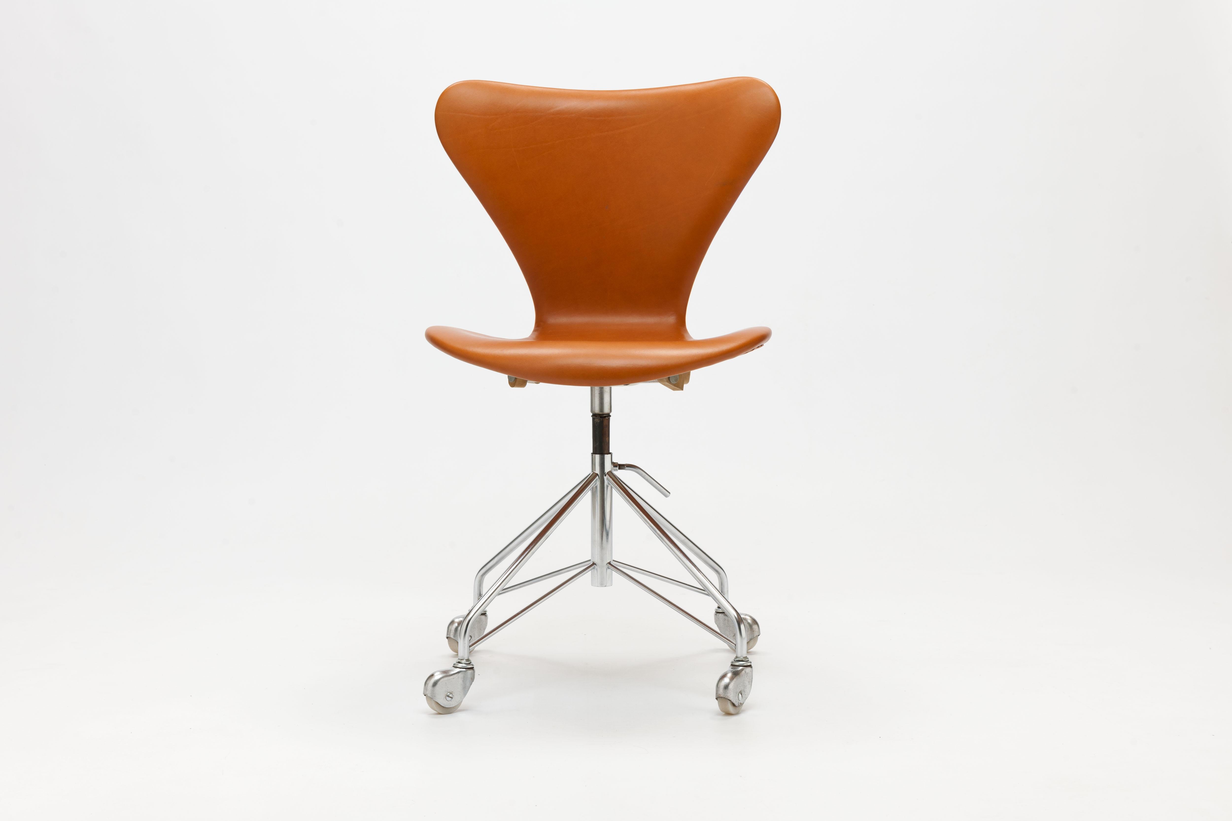 Arne Jacobsen swivel desk chair model 3117 office chair. Original, first series four-star swivel base with chromed steel feet on casters. Designed by Arne Jacobsen in 1955. This chair dates back to 1967 (production year is indicated on base)