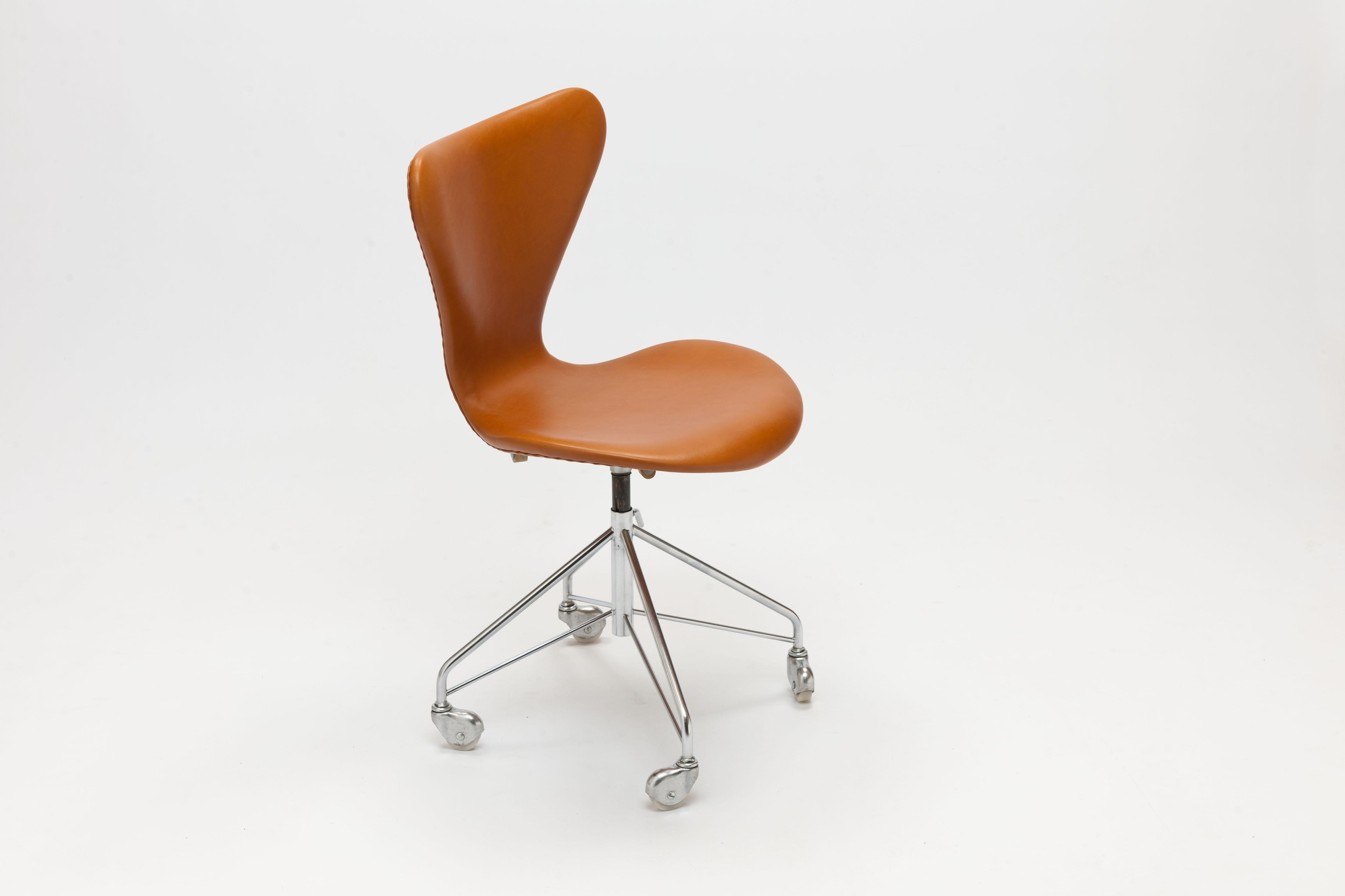 Scandinavian Modern Early Cognac Leather Arne Jacobsen 3117 Desk Swivel Chair by Fritz Hansen