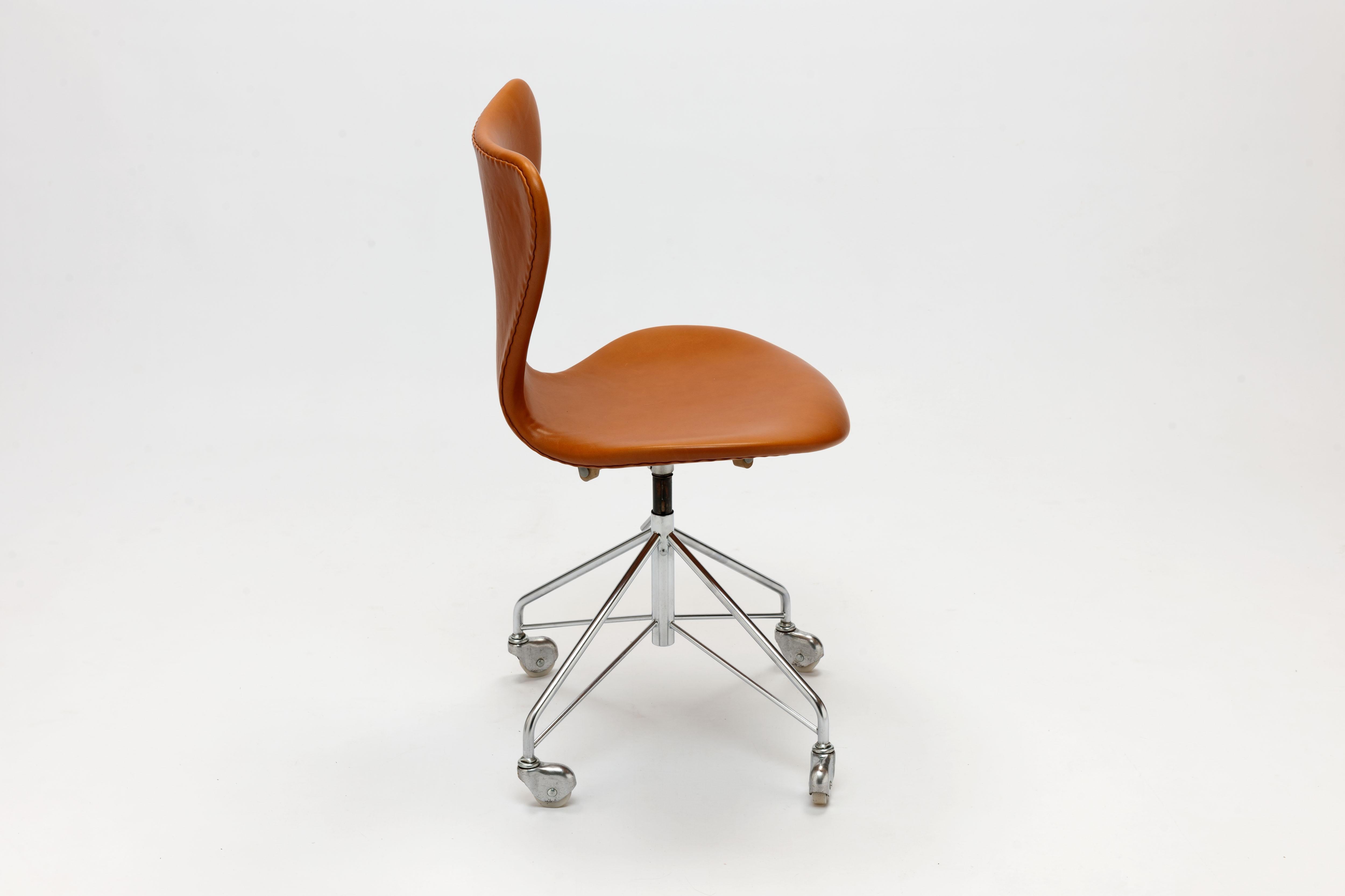 Danish Early Cognac Leather Arne Jacobsen 3117 Desk Swivel Chair by Fritz Hansen