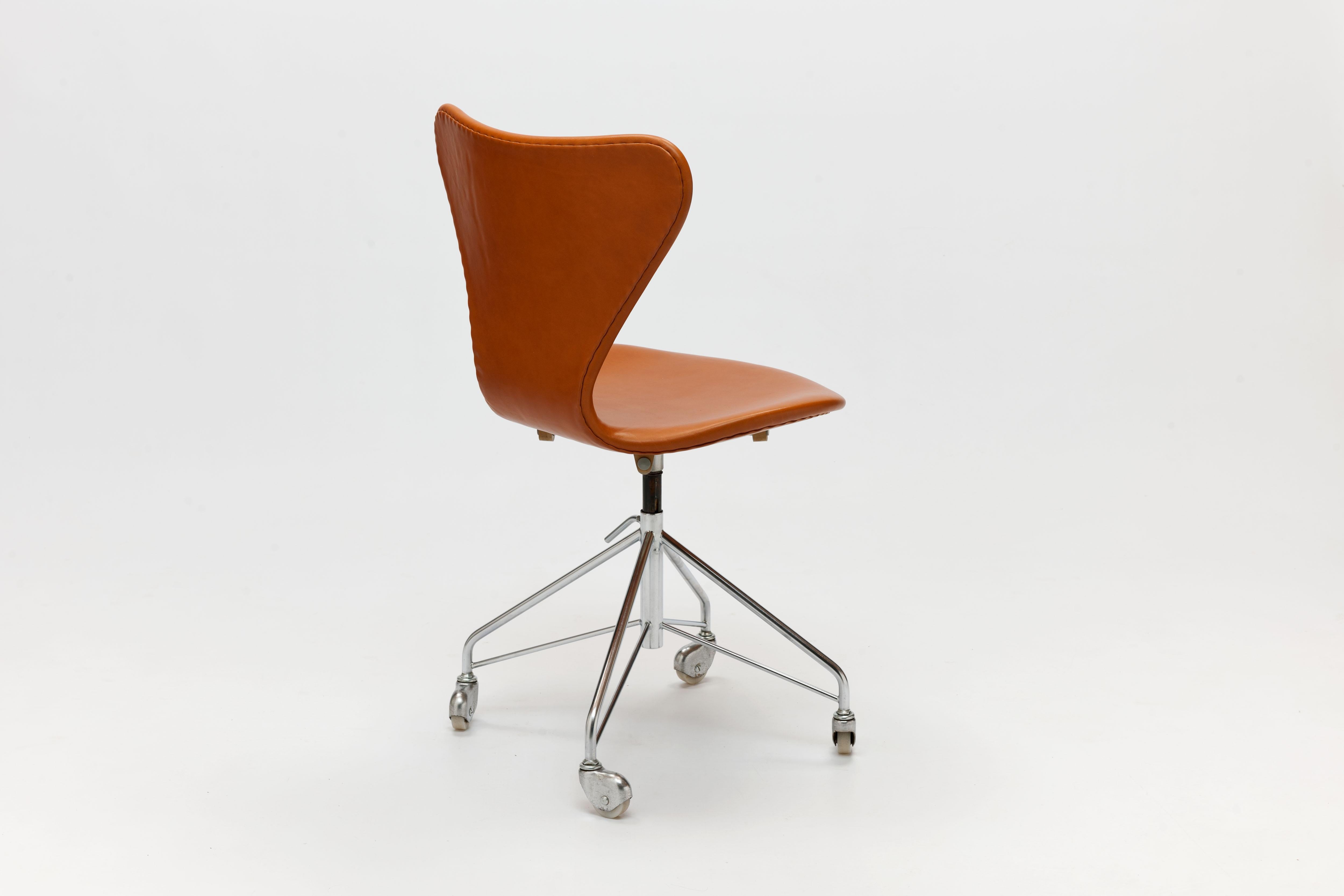 Polychromed Early Cognac Leather Arne Jacobsen 3117 Desk Swivel Chair by Fritz Hansen