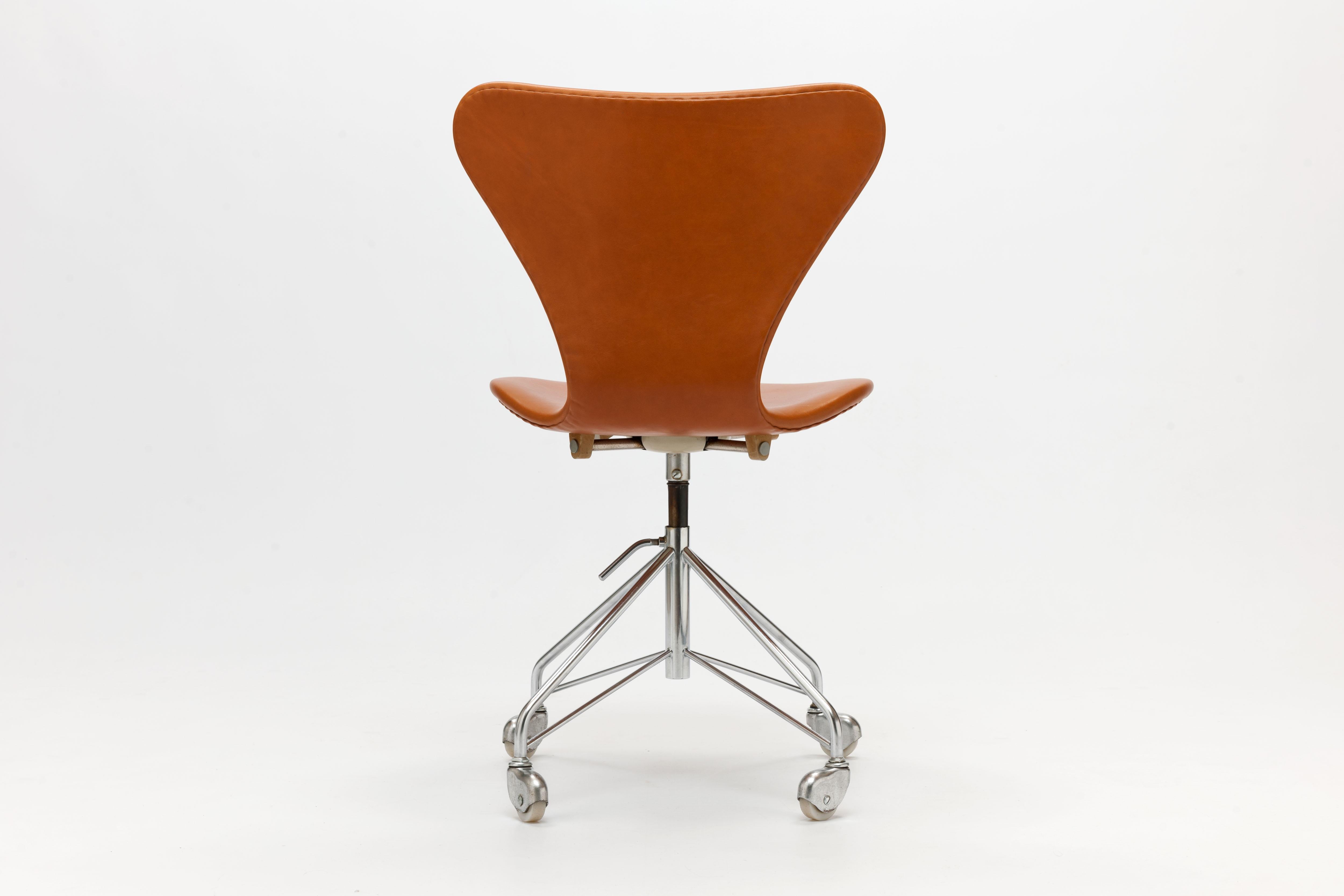 Early Cognac Leather Arne Jacobsen 3117 Desk Swivel Chair by Fritz Hansen In Good Condition In Utrecht, NL