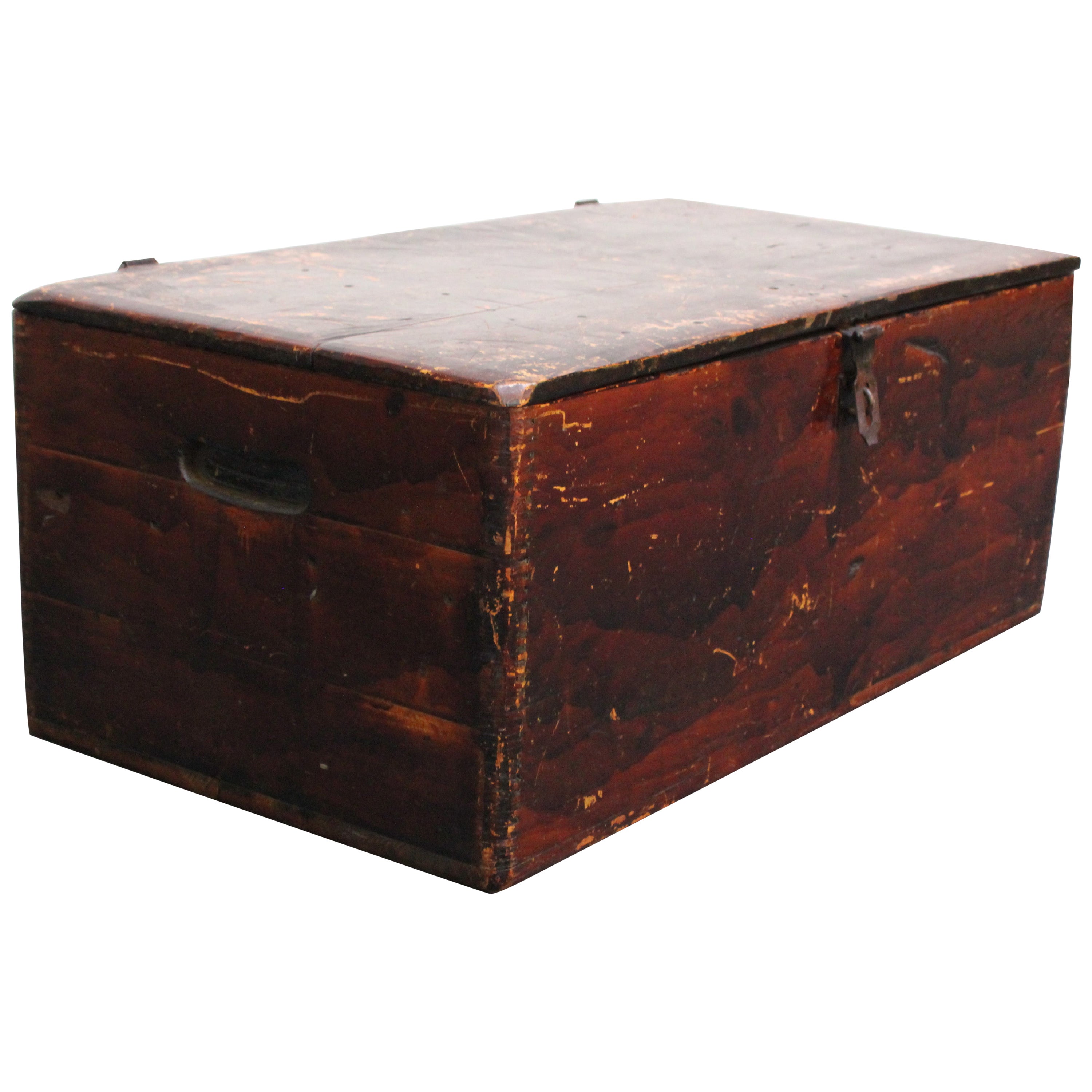 Baule / cassapanca da viaggio artigianale in acero tinto, di epoca coloniale, con piano a cerniera in vendita