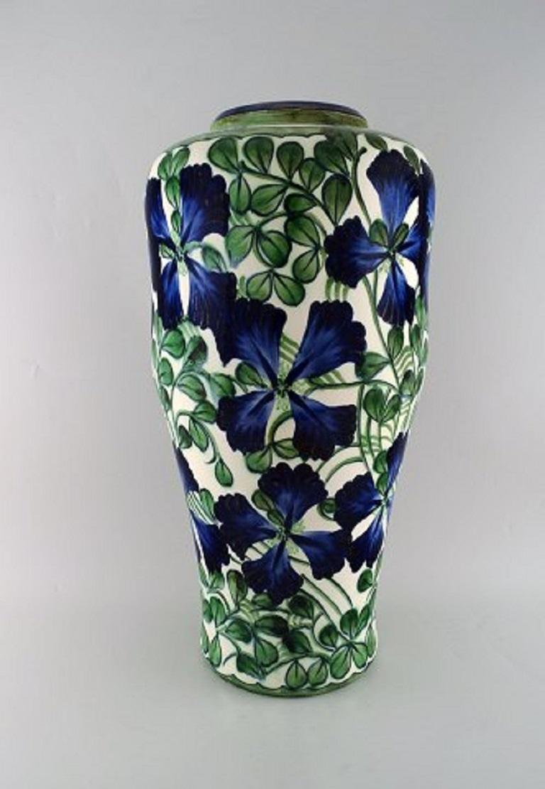 Vaso colossale in maiolica. Fiori blu e foglie verdi su uno sfondo color crema, inizio del XX secolo.
Misure: 55 x 29 cm.
Timbrato.
In ottime condizioni.

  