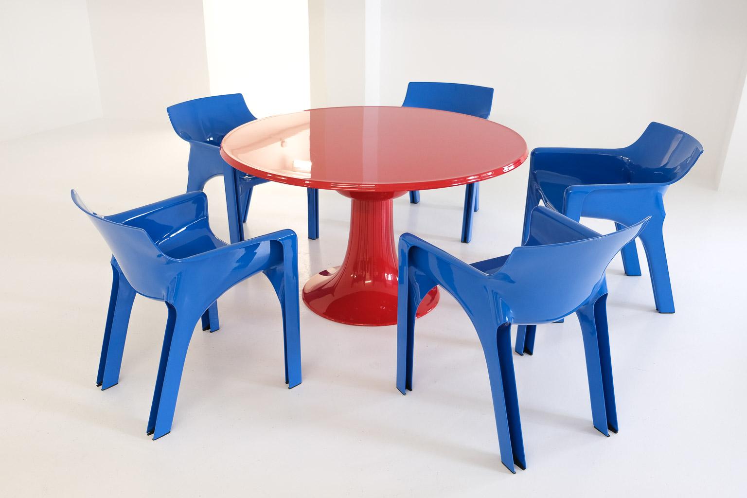 une célèbre table à colonnes de Zapf, une des premières versions avec un bord incliné (probablement 1967, plus tard les tables ont été fabriquées avec des bords ronds). repeinte dans un rouge classique.

otto zapf a récemment été honoré en tant que