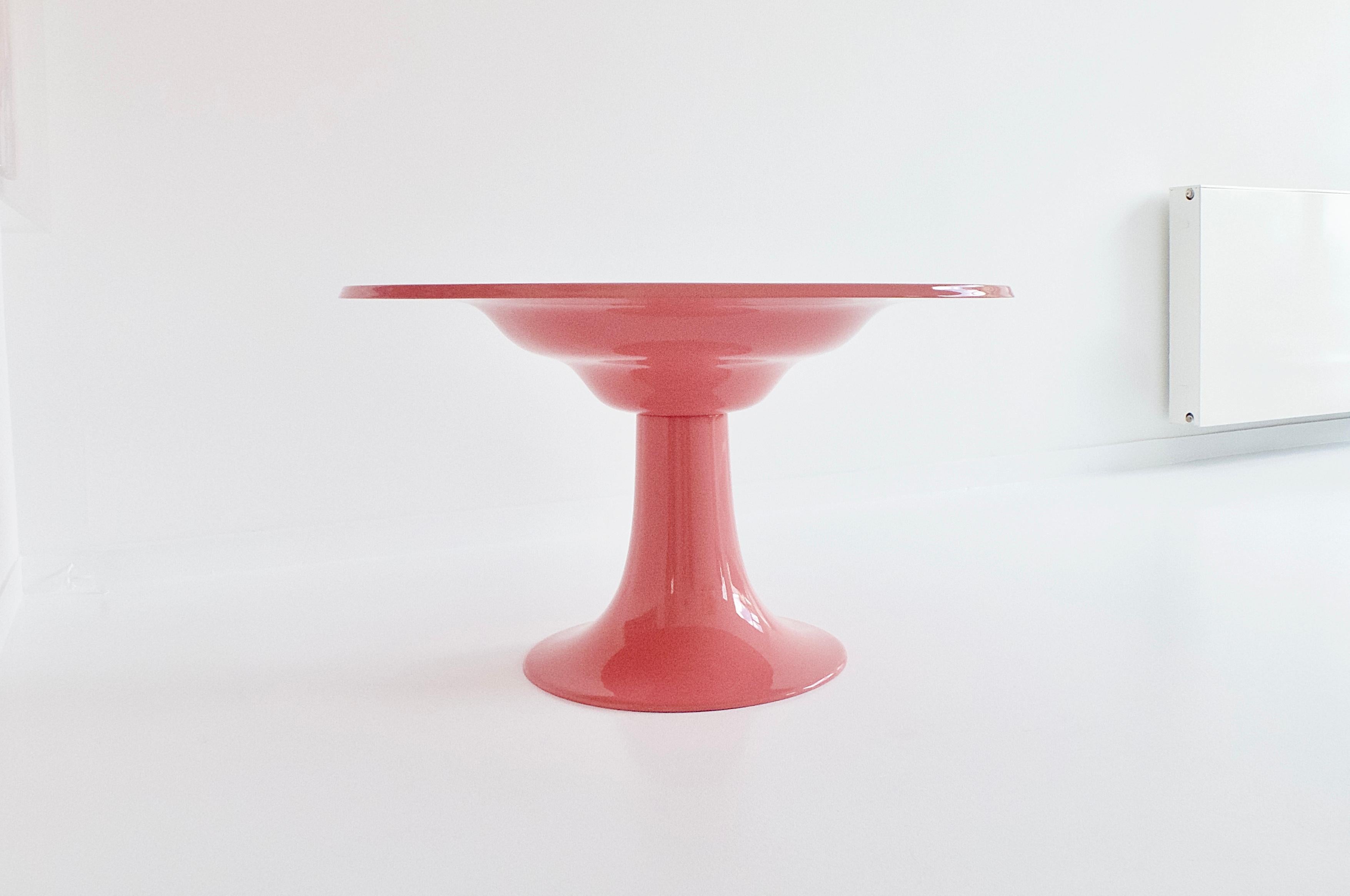 This is a famous zapf‚ säulentisch ‘(column table), an early version with slanted edge (probably 1967, later the tables were manufactured with round edges). We customized the table and gave it a new life with a never produced color: dusky pink. Less
