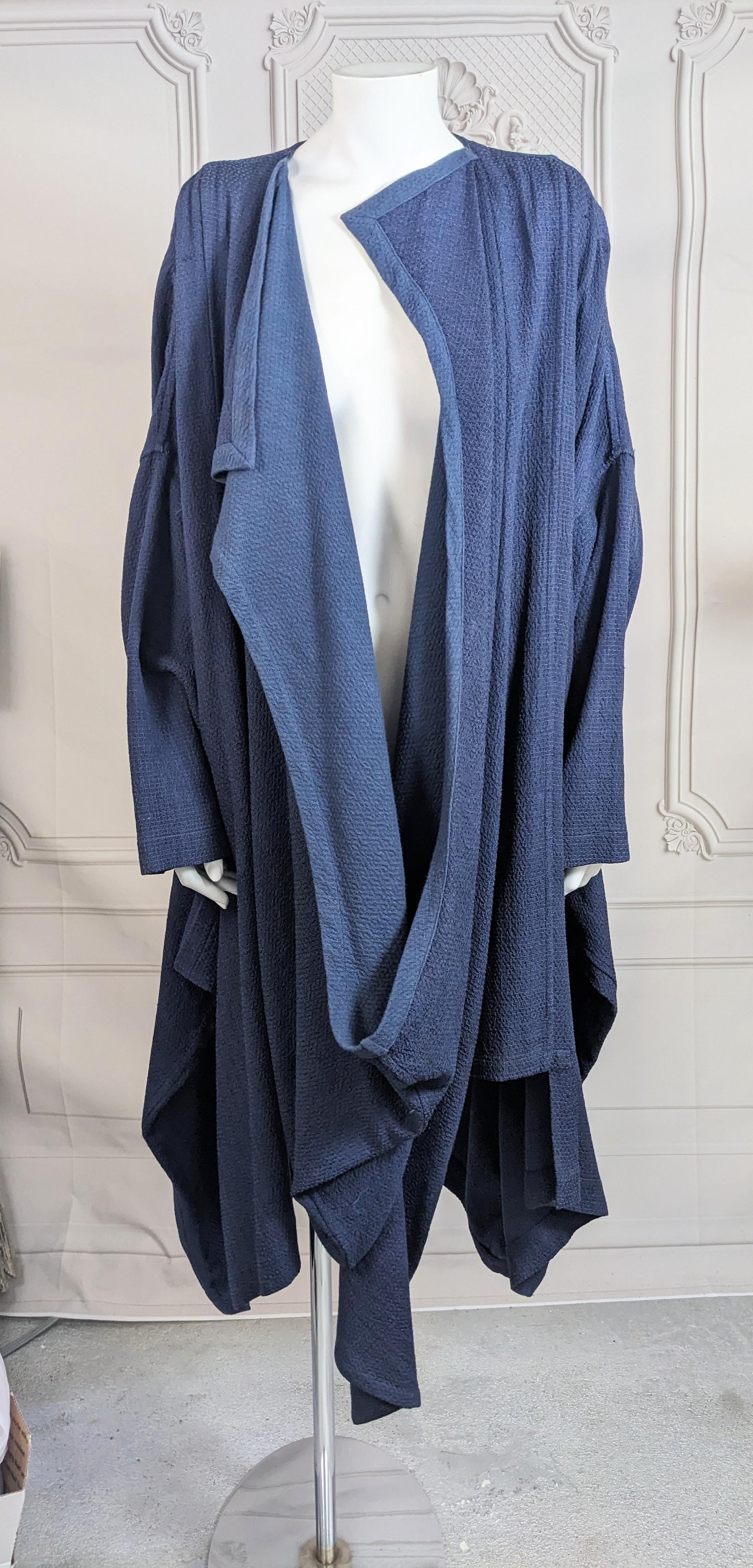 Cappotto in Rayon/Cotone di Comme des Garcons in tessuto giapponese misto cotone indaco. Un cappotto precoce con i pannelli anteriori tagliati in un unico pezzo che si drappeggia come un'ansa a cappuccio sul davanti. Il tessuto pesante in