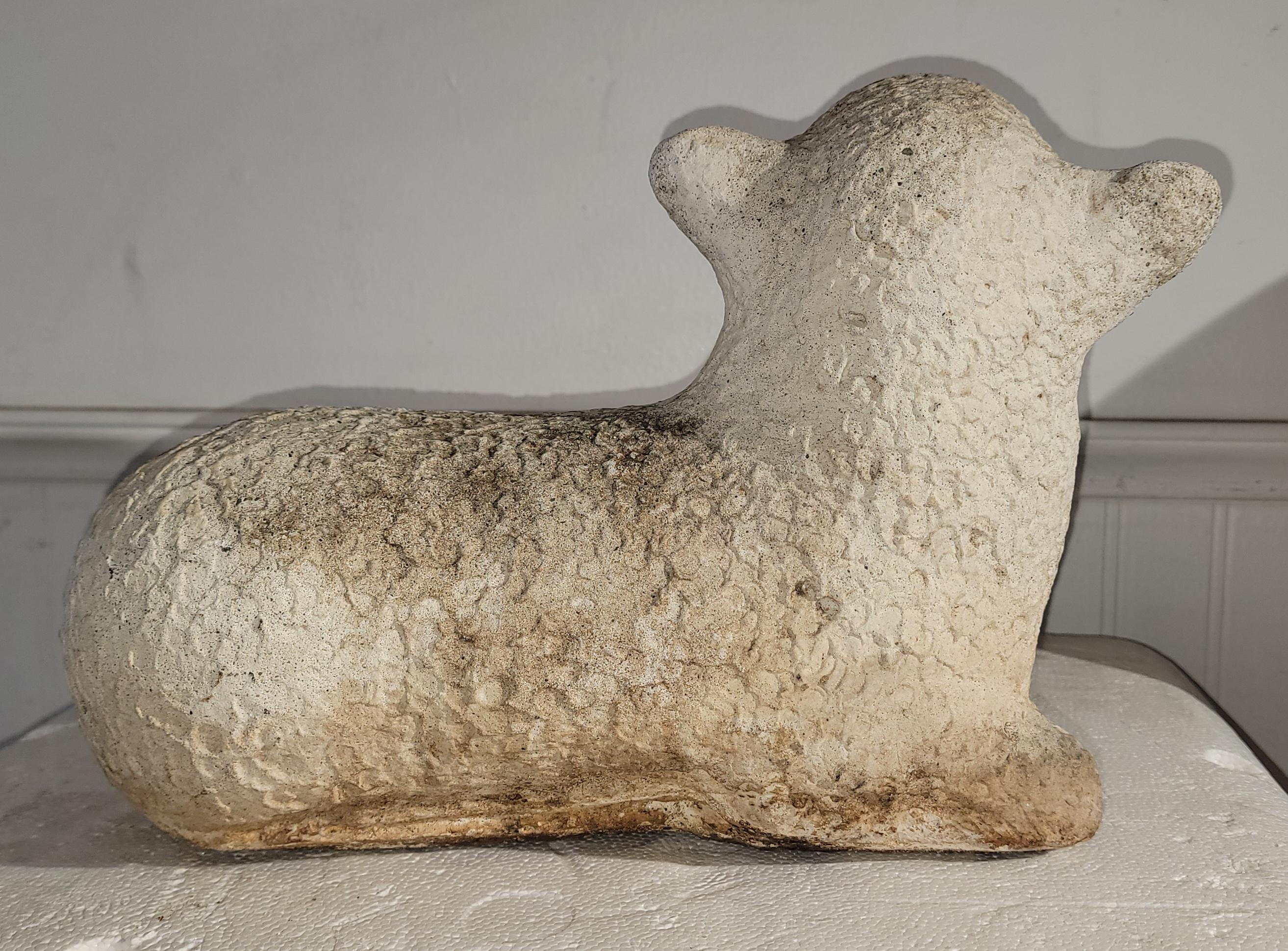 Fatto a mano Scultura di agnello in calcestruzzo in vendita